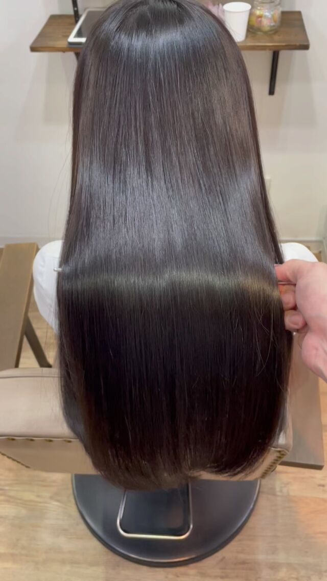《高濃度水素トリートメント×TOKIOトリートメント》

簡単に書くと以下のような効果になります。

・髪のクセが伸びまとまりが良くなる（癖が強い場合は伸びない）
・髪の毛にハリコシが出る(細毛、エイジング毛)
・髪がしなやかになる(太毛、硬毛)
・トップがふんわりする
・ツヤが凄い出る
・熱に強い髪になる(コテやアイロンでダメージしづらい)
・ブリーチ毛でも効果を実感できる　　
・回数を重ねれば重ねるほど、仕上がりと持ちが良くなる

※酸熱トリートメントではありません。
※くせ毛がストレートになるわけではありません。

デメリットがほぼないことが最大のポイントです。

通常のトリートメントよりも持ちがよく
１度の施術で実感しやすく
酸熱トリートメントのように臭わなく
酸熱トリートメントのように失敗するとチリチリになったりもなく
カラーとの相性も良い

デメリットは
・時間が少しかかる
・原価が高い

という点のみです。

やればやるほどきれいな髪の毛になります。

~本気のケアで貴女らしさを~
完全マンツーマン×プライベートサロン Liss 恵比寿
・
・
Liss(リス)は髪を綺麗にしたい女性のためのサロンです。
しっかりと安心してお任せ頂けるよう
マンツーマンでの施術であなたの髪を綺麗に致します。
・
・
Lissはアシスタントは採用せず、スタイリストのみのサロンとなり、担当者が入れ替わることはありません。
・
・
しっかりとお客様一人一人と向き合い、お悩みやご要望を聞かせていただいています。
・
業界最高級の薬剤を使用して、髪へのダメージを大幅に軽減しています。
・
・
ブリーチを使用することは少なく、美髪になるためのサロンとなります。
・
・
ご予約はトップページから可能です。
・
・
【営業時間】
平日・土曜11:00〜21:00
日曜・祝日11:00〜20:00
・
・
【アクセス】
恵比寿駅徒歩3分
HPに画像付きでサロンまでの歩き方があります。