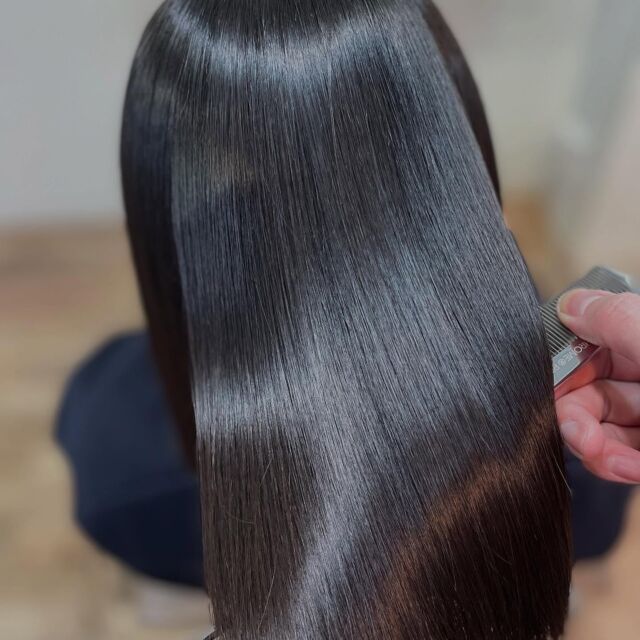 ハイダメージ毛でない限り、必ず綺麗な髪になる方法はあります。
あなたのお悩みをお伝えください。
あなただけの美髪プランを考えます。

《高濃度水素トリートメント×TOKIOトリートメント》

簡単に書くと以下のような効果になります。

・髪のクセが伸びまとまりが良くなる（癖が強い場合は伸びない）
・髪の毛にハリコシが出る(細毛、エイジング毛)
・髪がしなやかになる(太毛、硬毛)
・トップがふんわりする
・ツヤが凄い出る
・熱に強い髪になる(コテやアイロンでダメージしづらい)
・ブリーチ毛でも効果を実感できる　　
・回数を重ねれば重ねるほど、仕上がりと持ちが良くなる

※酸熱トリートメントではありません。
※くせ毛がストレートになるわけではありません。

デメリットがほぼないことが最大のポイントです。

通常のトリートメントよりも持ちがよく
１度の施術で実感しやすく
酸熱トリートメントのように臭わなく
酸熱トリートメントのように失敗するとチリチリになったりもなく
カラーとの相性も良い

デメリットは
・時間が少しかかる
・原価が高い

という点のみです。

やればやるほどきれいな髪の毛になります。

~本気のケアで貴女らしさを~
完全マンツーマン×プライベートサロン Liss 恵比寿
・
・
Liss(リス)は髪を綺麗にしたい女性のためのサロンです。
しっかりと安心してお任せ頂けるよう
マンツーマンでの施術であなたの髪を綺麗に致します。
・
・
Lissはアシスタントは採用せず、スタイリストのみのサロンとなり、担当者が入れ替わることはありません。
・
・
しっかりとお客様一人一人と向き合い、お悩みやご要望を聞かせていただいています。
・
業界最高級の薬剤を使用して、髪へのダメージを大幅に軽減しています。
・
・
ブリーチを使用することは少なく、美髪になるためのサロンとなります。
・
・
ご予約はトップページから可能です。
・
・
【営業時間】
平日・土曜11:00〜21:00
日曜・祝日11:00〜20:00
・
・
【アクセス】
恵比寿駅徒歩3分
HPに画像付きでサロンまでの歩き方があります。