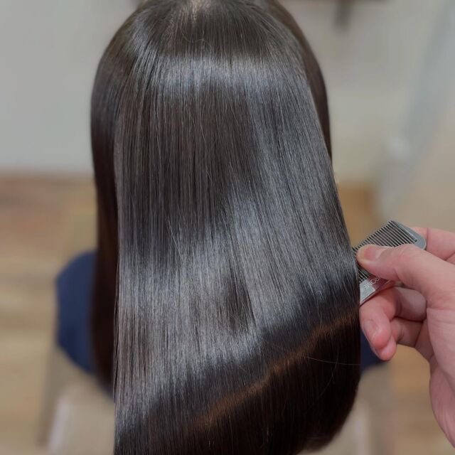 美髪を作ります。
ホワホワしてしまう、ダメージが気になる、クセが気になるなどなど。
そんなお悩みお任せください。
あなたに合った施術内容をご提案致します。
必ず美髪は作れます。

《高濃度水素トリートメント×TOKIOトリートメント》

簡単に書くと以下のような効果になります。

・髪のクセが伸びまとまりが良くなる（癖が強い場合は伸びない）
・髪の毛にハリコシが出る(細毛、エイジング毛)
・髪がしなやかになる(太毛、硬毛)
・トップがふんわりする
・ツヤが凄い出る
・熱に強い髪になる(コテやアイロンでダメージしづらい)
・ブリーチ毛でも効果を実感できる　　
・回数を重ねれば重ねるほど、仕上がりと持ちが良くなる

※酸熱トリートメントではありません。
※くせ毛がストレートになるわけではありません。

デメリットがほぼないことが最大のポイントです。

通常のトリートメントよりも持ちがよく
１度の施術で実感しやすく
酸熱トリートメントのように臭わなく
酸熱トリートメントのように失敗するとチリチリになったりもなく
カラーとの相性も良い

デメリットは
・時間が少しかかる
・原価が高い

という点のみです。

やればやるほどきれいな髪の毛になります。

~本気のケアで貴女らしさを~
完全マンツーマン×プライベートサロン Liss 恵比寿
・
・
Liss(リス)は髪を綺麗にしたい女性のためのサロンです。
しっかりと安心してお任せ頂けるよう
マンツーマンでの施術であなたの髪を綺麗に致します。
・
・
Lissはアシスタントは採用せず、スタイリストのみのサロンとなり、担当者が入れ替わることはありません。
・
・
しっかりとお客様一人一人と向き合い、お悩みやご要望を聞かせていただいています。
・
業界最高級の薬剤を使用して、髪へのダメージを大幅に軽減しています。
・
・
ブリーチを使用することは少なく、美髪になるためのサロンとなります。
・
・
ご予約はトップページから可能です。
・
・
【営業時間】
平日・土曜11:00〜21:00
日曜・祝日11:00〜20:00
・
・
【アクセス】
恵比寿駅徒歩3分
HPに画像付きでサロンまでの歩き方があります。