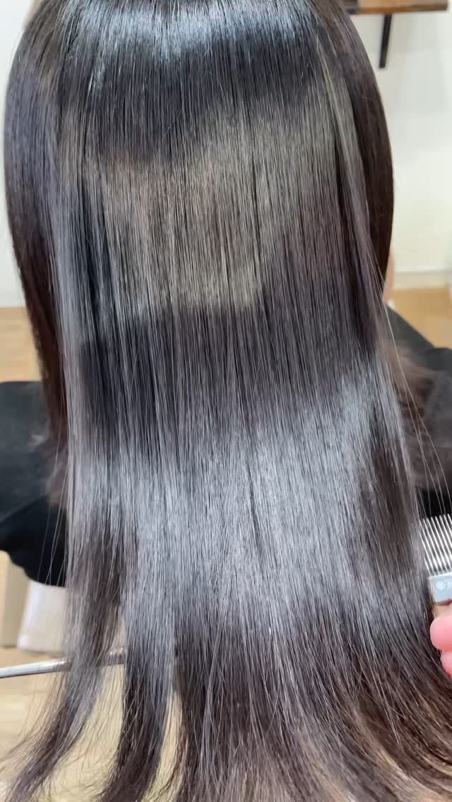 美髪は諦めないでいい。
綺麗な髪にすることは簡単です。
必要な施術をするだけ。
（※ご自宅での髪の扱い方はマスト）
全ての方が美髪を楽しめますように。

《高濃度水素トリートメント×TOKIOトリートメント》

簡単に書くと以下のような効果になります。

・髪のクセが伸びまとまりが良くなる（癖が強い場合は伸びない）
・髪の毛にハリコシが出る(細毛、エイジング毛)
・髪がしなやかになる(太毛、硬毛)
・トップがふんわりする
・ツヤが凄い出る
・熱に強い髪になる(コテやアイロンでダメージしづらい)
・ブリーチ毛でも効果を実感できる　　
・回数を重ねれば重ねるほど、仕上がりと持ちが良くなる

※酸熱トリートメントではありません。
※くせ毛がストレートになるわけではありません。

デメリットがほぼないことが最大のポイントです。

通常のトリートメントよりも持ちがよく
１度の施術で実感しやすく
酸熱トリートメントのように臭わなく
酸熱トリートメントのように失敗するとチリチリになったりもなく
カラーとの相性も良い

デメリットは
・時間が少しかかる
・原価が高い

という点のみです。

やればやるほどきれいな髪の毛になります。

~本気のケアで貴女らしさを~
完全マンツーマン×プライベートサロン Liss 恵比寿
・
・
Liss(リス)は髪を綺麗にしたい女性のためのサロンです。
しっかりと安心してお任せ頂けるよう
マンツーマンでの施術であなたの髪を綺麗に致します。
・
・
Lissはアシスタントは採用せず、スタイリストのみのサロンとなり、担当者が入れ替わることはありません。
・
・
しっかりとお客様一人一人と向き合い、お悩みやご要望を聞かせていただいています。
・
業界最高級の薬剤を使用して、髪へのダメージを大幅に軽減しています。
・
・
ブリーチを使用することは少なく、美髪になるためのサロンとなります。
・
・
ご予約はトップページから可能です。
・
・
【営業時間】
平日・土曜11:00〜21:00
日曜・祝日11:00〜20:00
・
・
【アクセス】
恵比寿駅徒歩3分
HPに画像付きでサロンまでの歩き方があります。