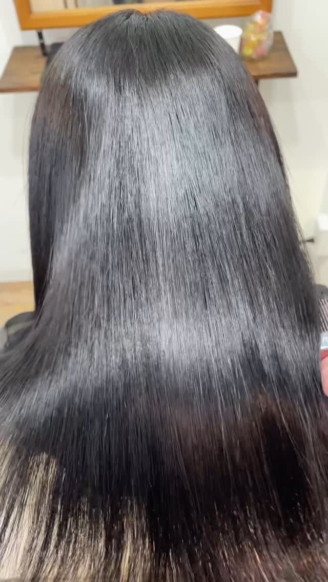髪を大事にしている方におすすめのサロン。
過度なダメージを嫌い、出来る限りダメージ少なくご希望に合うように提案させていただきます。
メリット、デメリットがありますので、カウンセリングでしっかりとお伝えさせて頂きます。

《高濃度水素トリートメント×TOKIOトリートメント》

簡単に書くと以下のような効果になります。

・髪のクセが伸びまとまりが良くなる（癖が強い場合は伸びない）
・髪の毛にハリコシが出る(細毛、エイジング毛)
・髪がしなやかになる(太毛、硬毛)
・トップがふんわりする
・ツヤが凄い出る
・熱に強い髪になる(コテやアイロンでダメージしづらい)
・ブリーチ毛でも効果を実感できる　　
・回数を重ねれば重ねるほど、仕上がりと持ちが良くなる

※酸熱トリートメントではありません。
※くせ毛がストレートになるわけではありません。

デメリットがほぼないことが最大のポイントです。

通常のトリートメントよりも持ちがよく
１度の施術で実感しやすく
酸熱トリートメントのように臭わなく
酸熱トリートメントのように失敗するとチリチリになったりもなく
カラーとの相性も良い

デメリットは
・時間が少しかかる
・原価が高い

という点のみです。

やればやるほどきれいな髪の毛になります。

~本気のケアで貴女らしさを~
完全マンツーマン×プライベートサロン Liss 恵比寿
・
・
Liss(リス)は髪を綺麗にしたい女性のためのサロンです。
しっかりと安心してお任せ頂けるよう
マンツーマンでの施術であなたの髪を綺麗に致します。
・
・
Lissはアシスタントは採用せず、スタイリストのみのサロンとなり、担当者が入れ替わることはありません。
・
・
しっかりとお客様一人一人と向き合い、お悩みやご要望を聞かせていただいています。
・
業界最高級の薬剤を使用して、髪へのダメージを大幅に軽減しています。
・
・
ブリーチを使用することは少なく、美髪になるためのサロンとなります。
・
・
ご予約はトップページから可能です。
・
・
【営業時間】
平日・土曜11:00〜21:00
日曜・祝日11:00〜20:00
・
・
【アクセス】
恵比寿駅徒歩3分
HPに画像付きでサロンまでの歩き方があります。