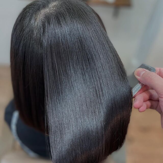 ハイダメージ毛でない限り、必ず綺麗な髪になる方法はあります。
あなたのお悩みをお伝えください。
あなただけの美髪プランを考えます。

《高濃度水素トリートメント×TOKIOトリートメント》

簡単に書くと以下のような効果になります。

・髪のクセが伸びまとまりが良くなる（癖が強い場合は伸びない）
・髪の毛にハリコシが出る(細毛、エイジング毛)
・髪がしなやかになる(太毛、硬毛)
・トップがふんわりする
・ツヤが凄い出る
・熱に強い髪になる(コテやアイロンでダメージしづらい)
・ブリーチ毛でも効果を実感できる　　
・回数を重ねれば重ねるほど、仕上がりと持ちが良くなる

※酸熱トリートメントではありません。
※くせ毛がストレートになるわけではありません。

デメリットがほぼないことが最大のポイントです。

通常のトリートメントよりも持ちがよく
１度の施術で実感しやすく
酸熱トリートメントのように臭わなく
酸熱トリートメントのように失敗するとチリチリになったりもなく
カラーとの相性も良い

デメリットは
・時間が少しかかる
・原価が高い

という点のみです。

やればやるほどきれいな髪の毛になります。

~本気のケアで貴女らしさを~
完全マンツーマン×プライベートサロン Liss 恵比寿
・
・
Liss(リス)は髪を綺麗にしたい女性のためのサロンです。
しっかりと安心してお任せ頂けるよう
マンツーマンでの施術であなたの髪を綺麗に致します。
・
・
Lissはアシスタントは採用せず、スタイリストのみのサロンとなり、担当者が入れ替わることはありません。
・
・
しっかりとお客様一人一人と向き合い、お悩みやご要望を聞かせていただいています。
・
業界最高級の薬剤を使用して、髪へのダメージを大幅に軽減しています。
・
・
ブリーチを使用することは少なく、美髪になるためのサロンとなります。
・
・
ご予約はトップページから可能です。
・
・
【営業時間】
平日・土曜11:00〜21:00
日曜・祝日11:00〜20:00
・
・
【アクセス】
恵比寿駅徒歩3分
HPに画像付きでサロンまでの歩き方があります。