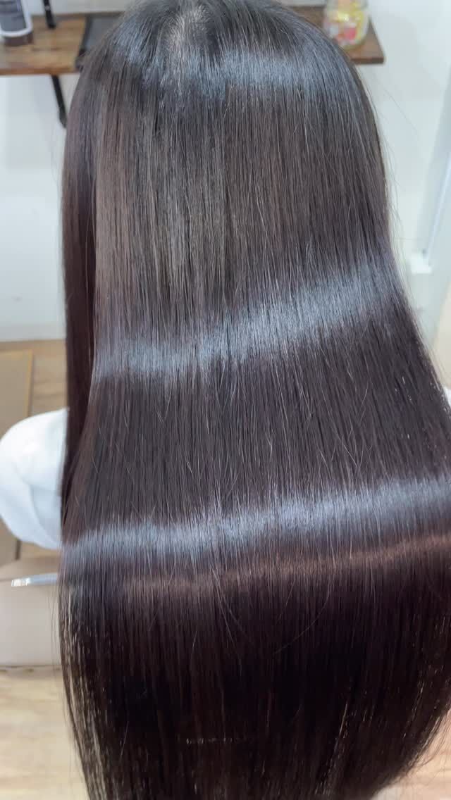 あなたの髪とあなたのライフスタイルに合わせた美髪へ。
綺麗な髪に必ずします。
ただし、1回の施術で100%は難しいです。
髪の履歴などがありますので。
ですが、通って頂くことで必ず綺麗になります。

《高濃度水素トリートメント×TOKIOトリートメント》

簡単に書くと以下のような効果になります。

・髪のクセが伸びまとまりが良くなる（癖が強い場合は伸びない）
・髪の毛にハリコシが出る(細毛、エイジング毛)
・髪がしなやかになる(太毛、硬毛)
・トップがふんわりする
・ツヤが凄い出る
・熱に強い髪になる(コテやアイロンでダメージしづらい)
・ブリーチ毛でも効果を実感できる　　
・回数を重ねれば重ねるほど、仕上がりと持ちが良くなる

※酸熱トリートメントではありません。
※くせ毛がストレートになるわけではありません。

デメリットがほぼないことが最大のポイントです。

通常のトリートメントよりも持ちがよく
１度の施術で実感しやすく
酸熱トリートメントのように臭わなく
酸熱トリートメントのように失敗するとチリチリになったりもなく
カラーとの相性も良い

デメリットは
・時間が少しかかる
・原価が高い

という点のみです。

やればやるほどきれいな髪の毛になります。

~本気のケアで貴女らしさを~
完全マンツーマン×プライベートサロン Liss 恵比寿
・
・
Liss(リス)は髪を綺麗にしたい女性のためのサロンです。
しっかりと安心してお任せ頂けるよう
マンツーマンでの施術であなたの髪を綺麗に致します。
・
・
Lissはアシスタントは採用せず、スタイリストのみのサロンとなり、担当者が入れ替わることはありません。
・
・
しっかりとお客様一人一人と向き合い、お悩みやご要望を聞かせていただいています。
・
業界最高級の薬剤を使用して、髪へのダメージを大幅に軽減しています。
・
・
ブリーチを使用することは少なく、美髪になるためのサロンとなります。
・
・
ご予約はトップページから可能です。
・
・
【営業時間】
平日・土曜11:00〜21:00
日曜・祝日11:00〜20:00
・
・
【アクセス】
恵比寿駅徒歩3分
HPに画像付きでサロンまでの歩き方があります。

 #縮毛矯正東京 #ロング #ヘアー #縮毛矯正 #トリートメント #水素トリートメント #髪 #キューティクル #ダメージケア #髪質改善 #美髪 #美容好きな人と繋がりたい #ストレートヘア #ストレートパーマ #くせ毛 #ナチュラルストレート #ストレート #ヘアトリートメント #イルミナ #TOKIOトリートメント #ダメージレス #髪質変化 #アディクシー #アディクシーカラー #ブリーチなし #Liss恵比寿 #リス恵比寿 #恵比寿美容室 #広尾