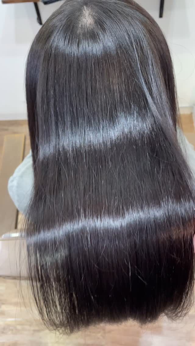 髪の悩み、お任せください。
あなたに最適な施術をお伝えします。
場合により時間はかかるかもしれませんが、必ず綺麗になります。
美髪はお任せください。

《高濃度水素トリートメント×TOKIOトリートメント》

簡単に書くと以下のような効果になります。

・髪のクセが伸びまとまりが良くなる（癖が強い場合は伸びない）
・髪の毛にハリコシが出る(細毛、エイジング毛)
・髪がしなやかになる(太毛、硬毛)
・トップがふんわりする
・ツヤが凄い出る
・熱に強い髪になる(コテやアイロンでダメージしづらい)
・ブリーチ毛でも効果を実感できる　　
・回数を重ねれば重ねるほど、仕上がりと持ちが良くなる

※酸熱トリートメントではありません。
※くせ毛がストレートになるわけではありません。

デメリットがほぼないことが最大のポイントです。

通常のトリートメントよりも持ちがよく
１度の施術で実感しやすく
酸熱トリートメントのように臭わなく
酸熱トリートメントのように失敗するとチリチリになったりもなく
カラーとの相性も良い

デメリットは
・時間が少しかかる
・原価が高い

という点のみです。

やればやるほどきれいな髪の毛になります。

~本気のケアで貴女らしさを~
完全マンツーマン×プライベートサロン Liss 恵比寿
・
・
Liss(リス)は髪を綺麗にしたい女性のためのサロンです。
しっかりと安心してお任せ頂けるよう
マンツーマンでの施術であなたの髪を綺麗に致します。
・
・
Lissはアシスタントは採用せず、スタイリストのみのサロンとなり、担当者が入れ替わることはありません。
・
・
しっかりとお客様一人一人と向き合い、お悩みやご要望を聞かせていただいています。
・
業界最高級の薬剤を使用して、髪へのダメージを大幅に軽減しています。
・
・
ブリーチを使用することは少なく、美髪になるためのサロンとなります。
・
・
ご予約はトップページから可能です。
・
・
【営業時間】
平日・土曜11:00〜21:00
日曜・祝日11:00〜20:00
・
・
【アクセス】
恵比寿駅徒歩3分
HPに画像付きでサロンまでの歩き方があります。