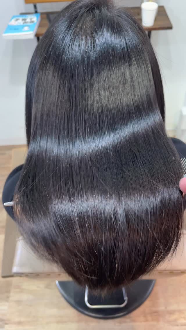 髪を大事にしている方におすすめのサロン。
過度なダメージを嫌い、出来る限りダメージ少なくご希望に合うように提案させていただきます。
メリット、デメリットがありますので、カウンセリングでしっかりとお伝えさせて頂きます。

《高濃度水素トリートメント×TOKIOトリートメント》

簡単に書くと以下のような効果になります。

・髪のクセが伸びまとまりが良くなる（癖が強い場合は伸びない）
・髪の毛にハリコシが出る(細毛、エイジング毛)
・髪がしなやかになる(太毛、硬毛)
・トップがふんわりする
・ツヤが凄い出る
・熱に強い髪になる(コテやアイロンでダメージしづらい)
・ブリーチ毛でも効果を実感できる　　
・回数を重ねれば重ねるほど、仕上がりと持ちが良くなる

※酸熱トリートメントではありません。
※くせ毛がストレートになるわけではありません。

デメリットがほぼないことが最大のポイントです。

通常のトリートメントよりも持ちがよく
１度の施術で実感しやすく
酸熱トリートメントのように臭わなく
酸熱トリートメントのように失敗するとチリチリになったりもなく
カラーとの相性も良い

デメリットは
・時間が少しかかる
・原価が高い

という点のみです。

やればやるほどきれいな髪の毛になります。

~本気のケアで貴女らしさを~
完全マンツーマン×プライベートサロン Liss 恵比寿
・
・
Liss(リス)は髪を綺麗にしたい女性のためのサロンです。
しっかりと安心してお任せ頂けるよう
マンツーマンでの施術であなたの髪を綺麗に致します。
・
・
Lissはアシスタントは採用せず、スタイリストのみのサロンとなり、担当者が入れ替わることはありません。
・
・
しっかりとお客様一人一人と向き合い、お悩みやご要望を聞かせていただいています。
・
業界最高級の薬剤を使用して、髪へのダメージを大幅に軽減しています。
・
・
ブリーチを使用することは少なく、美髪になるためのサロンとなります。
・
・
ご予約はトップページから可能です。
・
・
【営業時間】
平日・土曜11:00〜21:00
日曜・祝日11:00〜20:00
・
・
【アクセス】
恵比寿駅徒歩3分
HPに画像付きでサロンまでの歩き方があります。