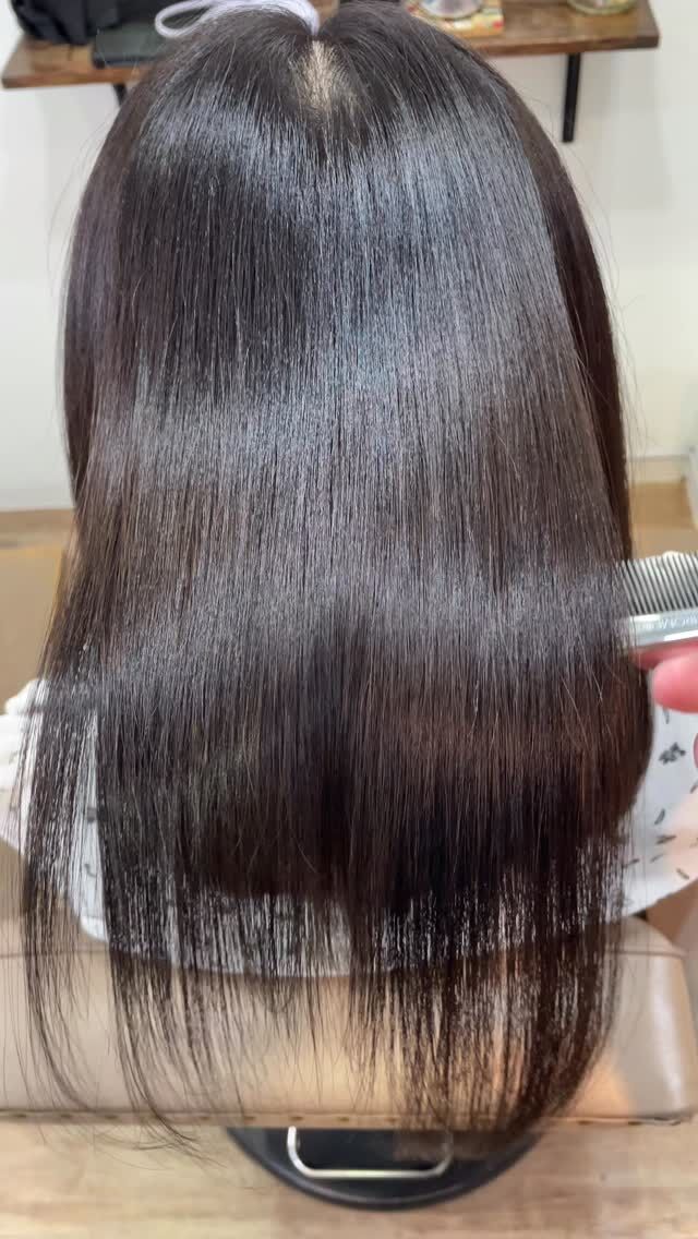 美髪は諦めないでいい。
綺麗な髪にすることは簡単です。
必要な施術をするだけ。
（※ご自宅での髪の扱い方はマスト）
全ての方が美髪を楽しめますように。

《高濃度水素トリートメント×TOKIOトリートメント》

簡単に書くと以下のような効果になります。

・髪のクセが伸びまとまりが良くなる（癖が強い場合は伸びない）
・髪の毛にハリコシが出る(細毛、エイジング毛)
・髪がしなやかになる(太毛、硬毛)
・トップがふんわりする
・ツヤが凄い出る
・熱に強い髪になる(コテやアイロンでダメージしづらい)
・ブリーチ毛でも効果を実感できる　　
・回数を重ねれば重ねるほど、仕上がりと持ちが良くなる

※酸熱トリートメントではありません。
※くせ毛がストレートになるわけではありません。

デメリットがほぼないことが最大のポイントです。

通常のトリートメントよりも持ちがよく
１度の施術で実感しやすく
酸熱トリートメントのように臭わなく
酸熱トリートメントのように失敗するとチリチリになったりもなく
カラーとの相性も良い

デメリットは
・時間が少しかかる
・原価が高い

という点のみです。

やればやるほどきれいな髪の毛になります。

~本気のケアで貴女らしさを~
完全マンツーマン×プライベートサロン Liss 恵比寿
・
・
Liss(リス)は髪を綺麗にしたい女性のためのサロンです。
しっかりと安心してお任せ頂けるよう
マンツーマンでの施術であなたの髪を綺麗に致します。
・
・
Lissはアシスタントは採用せず、スタイリストのみのサロンとなり、担当者が入れ替わることはありません。
・
・
しっかりとお客様一人一人と向き合い、お悩みやご要望を聞かせていただいています。
・
業界最高級の薬剤を使用して、髪へのダメージを大幅に軽減しています。
・
・
ブリーチを使用することは少なく、美髪になるためのサロンとなります。
・
・
ご予約はトップページから可能です。
・
・
【営業時間】
平日・土曜11:00〜21:00
日曜・祝日11:00〜20:00
・
・
【アクセス】
恵比寿駅徒歩3分
HPに画像付きでサロンまでの歩き方があります。