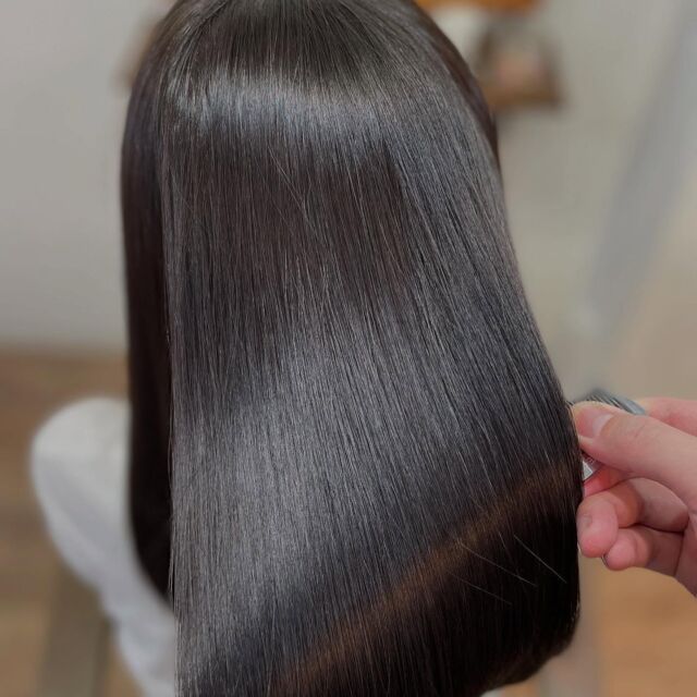 綺麗な髪になりたい方、Lissにお任せください。
施術履歴などにもより時間はかかるかもしれませんが、美髪は必ず作れます。
適切な施術とご自宅での髪の扱い方やホームケアなどで必ず綺麗になります。

《高濃度水素トリートメント×TOKIOトリートメント》

簡単に書くと以下のような効果になります。

・髪のクセが伸びまとまりが良くなる（癖が強い場合は伸びない）
・髪の毛にハリコシが出る(細毛、エイジング毛)
・髪がしなやかになる(太毛、硬毛)
・トップがふんわりする
・ツヤが凄い出る
・熱に強い髪になる(コテやアイロンでダメージしづらい)
・ブリーチ毛でも効果を実感できる　　
・回数を重ねれば重ねるほど、仕上がりと持ちが良くなる

※酸熱トリートメントではありません。
※くせ毛がストレートになるわけではありません。

デメリットがほぼないことが最大のポイントです。

通常のトリートメントよりも持ちがよく
１度の施術で実感しやすく
酸熱トリートメントのように臭わなく
酸熱トリートメントのように失敗するとチリチリになったりもなく
カラーとの相性も良い

デメリットは
・時間が少しかかる
・原価が高い

という点のみです。

やればやるほどきれいな髪の毛になります。

~本気のケアで貴女らしさを~
完全マンツーマン×プライベートサロン Liss 恵比寿
・
・
Liss(リス)は髪を綺麗にしたい女性のためのサロンです。
しっかりと安心してお任せ頂けるよう
マンツーマンでの施術であなたの髪を綺麗に致します。
・
・
Lissはアシスタントは採用せず、スタイリストのみのサロンとなり、担当者が入れ替わることはありません。
・
・
しっかりとお客様一人一人と向き合い、お悩みやご要望を聞かせていただいています。
・
業界最高級の薬剤を使用して、髪へのダメージを大幅に軽減しています。
・
・
ブリーチを使用することは少なく、美髪になるためのサロンとなります。
・
・
ご予約はトップページから可能です。
・
・
【営業時間】
平日・土曜11:00〜21:00
日曜・祝日11:00〜20:00
・
・
【アクセス】
恵比寿駅徒歩3分
HPに画像付きでサロンまでの歩き方があります。

 #縮毛矯正東京 #ロング #ヘアー #縮毛矯正 #トリートメント #水素トリートメント #髪 #キューティクル #ダメージケア #髪質改善 #美髪 #美容好きな人と繋がりたい #ストレートヘア #ストレートパーマ #くせ毛 #ナチュラルストレート #ストレート #ヘアトリートメント #イルミナ #TOKIOトリートメント #ダメージレス #髪質変化 #アディクシー #アディクシーカラー #ブリーチなし #Liss恵比寿 #リス恵比寿 #恵比寿美容室 #広尾