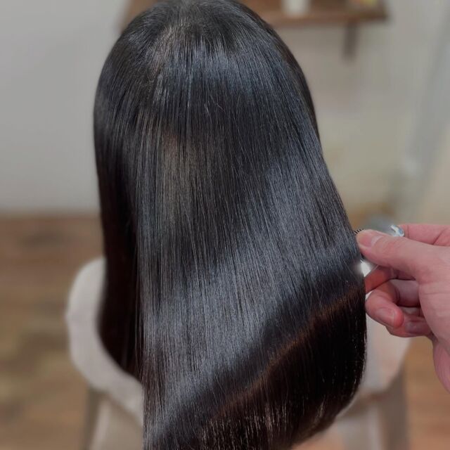 美髪を作ります。
ホワホワしてしまう、ダメージが気になる、クセが気になるなどなど。
そんなお悩みお任せください。
あなたに合った施術内容をご提案致します。
必ず美髪は作れます。

《高濃度水素トリートメント×TOKIOトリートメント》

簡単に書くと以下のような効果になります。

・髪のクセが伸びまとまりが良くなる（癖が強い場合は伸びない）
・髪の毛にハリコシが出る(細毛、エイジング毛)
・髪がしなやかになる(太毛、硬毛)
・トップがふんわりする
・ツヤが凄い出る
・熱に強い髪になる(コテやアイロンでダメージしづらい)
・ブリーチ毛でも効果を実感できる　　
・回数を重ねれば重ねるほど、仕上がりと持ちが良くなる

※酸熱トリートメントではありません。
※くせ毛がストレートになるわけではありません。

デメリットがほぼないことが最大のポイントです。

通常のトリートメントよりも持ちがよく
１度の施術で実感しやすく
酸熱トリートメントのように臭わなく
酸熱トリートメントのように失敗するとチリチリになったりもなく
カラーとの相性も良い

デメリットは
・時間が少しかかる
・原価が高い

という点のみです。

やればやるほどきれいな髪の毛になります。

~本気のケアで貴女らしさを~
完全マンツーマン×プライベートサロン Liss 恵比寿
・
・
Liss(リス)は髪を綺麗にしたい女性のためのサロンです。
しっかりと安心してお任せ頂けるよう
マンツーマンでの施術であなたの髪を綺麗に致します。
・
・
Lissはアシスタントは採用せず、スタイリストのみのサロンとなり、担当者が入れ替わることはありません。
・
・
しっかりとお客様一人一人と向き合い、お悩みやご要望を聞かせていただいています。
・
業界最高級の薬剤を使用して、髪へのダメージを大幅に軽減しています。
・
・
ブリーチを使用することは少なく、美髪になるためのサロンとなります。
・
・
ご予約はトップページから可能です。
・
・
【営業時間】
平日・土曜11:00〜21:00
日曜・祝日11:00〜20:00
・
・
【アクセス】
恵比寿駅徒歩3分
HPに画像付きでサロンまでの歩き方があります。