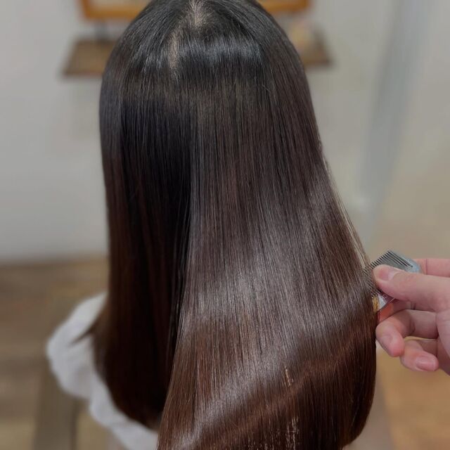 ご来店頂くお客様全員に感動していただけるようがんばります。
満足を超えて感動へ。
しっかりとあなたのお悩みに向き合います。
美髪にしたい方はお待ちしております。

《高濃度水素トリートメント×TOKIOトリートメント》

簡単に書くと以下のような効果になります。

・髪のクセが伸びまとまりが良くなる（癖が強い場合は伸びない）
・髪の毛にハリコシが出る(細毛、エイジング毛)
・髪がしなやかになる(太毛、硬毛)
・トップがふんわりする
・ツヤが凄い出る
・熱に強い髪になる(コテやアイロンでダメージしづらい)
・ブリーチ毛でも効果を実感できる　　
・回数を重ねれば重ねるほど、仕上がりと持ちが良くなる

※酸熱トリートメントではありません。
※くせ毛がストレートになるわけではありません。

デメリットがほぼないことが最大のポイントです。

通常のトリートメントよりも持ちがよく
１度の施術で実感しやすく
酸熱トリートメントのように臭わなく
酸熱トリートメントのように失敗するとチリチリになったりもなく
カラーとの相性も良い

デメリットは
・時間が少しかかる
・原価が高い

という点のみです。

やればやるほどきれいな髪の毛になります。

~本気のケアで貴女らしさを~
完全マンツーマン×プライベートサロン Liss 恵比寿
・
・
Liss(リス)は髪を綺麗にしたい女性のためのサロンです。
しっかりと安心してお任せ頂けるよう
マンツーマンでの施術であなたの髪を綺麗に致します。
・
・
Lissはアシスタントは採用せず、スタイリストのみのサロンとなり、担当者が入れ替わることはありません。
・
・
しっかりとお客様一人一人と向き合い、お悩みやご要望を聞かせていただいています。
・
業界最高級の薬剤を使用して、髪へのダメージを大幅に軽減しています。
・
・
ブリーチを使用することは少なく、美髪になるためのサロンとなります。
・
・
ご予約はトップページから可能です。
・
・
【営業時間】
平日・土曜11:00〜21:00
日曜・祝日11:00〜20:00
・
・
【アクセス】
恵比寿駅徒歩3分
HPに画像付きでサロンまでの歩き方があります。