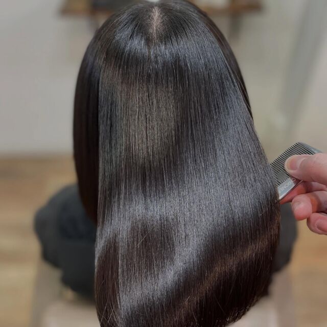 美髪に憧れない方はいませんよね。
髪が綺麗になるだけで圧倒的に女子力は上がります。
若くも見えます。
髪はそれくらい大事なものです。
あなたの大事な髪をぜひLissにお任せください。

《高濃度水素トリートメント×TOKIOトリートメント》

簡単に書くと以下のような効果になります。

・髪のクセが伸びまとまりが良くなる（癖が強い場合は伸びない）
・髪の毛にハリコシが出る(細毛、エイジング毛)
・髪がしなやかになる(太毛、硬毛)
・トップがふんわりする
・ツヤが凄い出る
・熱に強い髪になる(コテやアイロンでダメージしづらい)
・ブリーチ毛でも効果を実感できる　　
・回数を重ねれば重ねるほど、仕上がりと持ちが良くなる

※酸熱トリートメントではありません。
※くせ毛がストレートになるわけではありません。

デメリットがほぼないことが最大のポイントです。

通常のトリートメントよりも持ちがよく
１度の施術で実感しやすく
酸熱トリートメントのように臭わなく
酸熱トリートメントのように失敗するとチリチリになったりもなく
カラーとの相性も良い

デメリットは
・時間が少しかかる
・原価が高い

という点のみです。

やればやるほどきれいな髪の毛になります。

~本気のケアで貴女らしさを~
完全マンツーマン×プライベートサロン Liss 恵比寿
・
・
Liss(リス)は髪を綺麗にしたい女性のためのサロンです。
しっかりと安心してお任せ頂けるよう
マンツーマンでの施術であなたの髪を綺麗に致します。
・
・
Lissはアシスタントは採用せず、スタイリストのみのサロンとなり、担当者が入れ替わることはありません。
・
・
しっかりとお客様一人一人と向き合い、お悩みやご要望を聞かせていただいています。
・
業界最高級の薬剤を使用して、髪へのダメージを大幅に軽減しています。
・
・
ブリーチを使用することは少なく、美髪になるためのサロンとなります。
・
・
ご予約はトップページから可能です。
・
・
【営業時間】
平日・土曜11:00〜21:00
日曜・祝日11:00〜20:00
・
・
【アクセス】
恵比寿駅徒歩3分
HPに画像付きでサロンまでの歩き方があります。

 #縮毛矯正東京 #ロング #ヘアー #縮毛矯正 #トリートメント #水素トリートメント #髪 #キューティクル #ダメージケア #髪質改善 #美髪 #美容好きな人と繋がりたい #ストレートヘア #ストレートパーマ #くせ毛 #ナチュラルストレート #ストレート #ヘアトリートメント #イルミナ #TOKIOトリートメント #ダメージレス #髪質変化 #アディクシー #アディクシーカラー #ブリーチなし #Liss恵比寿 #リス恵比寿 #恵比寿美容室 #広尾
