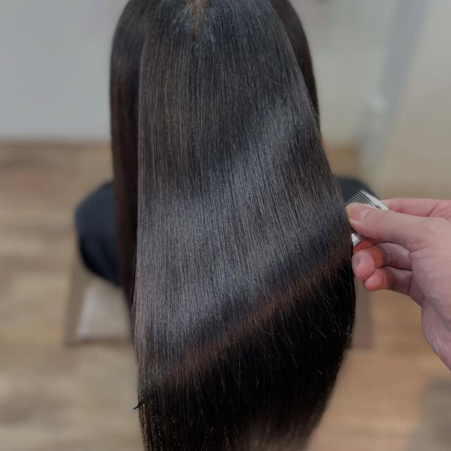 ハイダメージ毛でない限り、必ず綺麗な髪になる方法はあります。
あなたのお悩みをお伝えください。
あなただけの美髪プランを考えます。

《高濃度水素トリートメント×TOKIOトリートメント》

簡単に書くと以下のような効果になります。

・髪のクセが伸びまとまりが良くなる（癖が強い場合は伸びない）
・髪の毛にハリコシが出る(細毛、エイジング毛)
・髪がしなやかになる(太毛、硬毛)
・トップがふんわりする
・ツヤが凄い出る
・熱に強い髪になる(コテやアイロンでダメージしづらい)
・ブリーチ毛でも効果を実感できる　　
・回数を重ねれば重ねるほど、仕上がりと持ちが良くなる

※酸熱トリートメントではありません。
※くせ毛がストレートになるわけではありません。

デメリットがほぼないことが最大のポイントです。

通常のトリートメントよりも持ちがよく
１度の施術で実感しやすく
酸熱トリートメントのように臭わなく
酸熱トリートメントのように失敗するとチリチリになったりもなく
カラーとの相性も良い

デメリットは
・時間が少しかかる
・原価が高い

という点のみです。

やればやるほどきれいな髪の毛になります。

~本気のケアで貴女らしさを~
完全マンツーマン×プライベートサロン Liss 恵比寿
・
・
Liss(リス)は髪を綺麗にしたい女性のためのサロンです。
しっかりと安心してお任せ頂けるよう
マンツーマンでの施術であなたの髪を綺麗に致します。
・
・
Lissはアシスタントは採用せず、スタイリストのみのサロンとなり、担当者が入れ替わることはありません。
・
・
しっかりとお客様一人一人と向き合い、お悩みやご要望を聞かせていただいています。
・
業界最高級の薬剤を使用して、髪へのダメージを大幅に軽減しています。
・
・
ブリーチを使用することは少なく、美髪になるためのサロンとなります。
・
・
ご予約はトップページから可能です。
・
・
【営業時間】
平日・土曜11:00〜21:00
日曜・祝日11:00〜20:00
・
・
【アクセス】
恵比寿駅徒歩3分
HPに画像付きでサロンまでの歩き方があります。