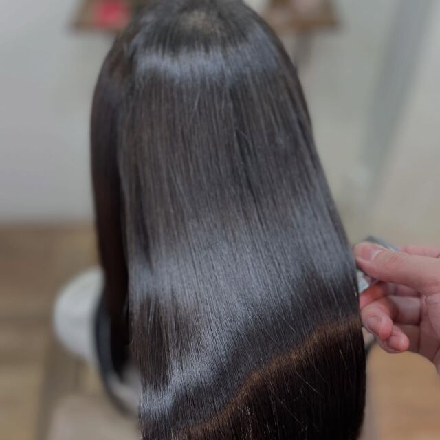 綺麗な髪になりたい方、Lissにお任せください。
施術履歴などにもより時間はかかるかもしれませんが、美髪は必ず作れます。
適切な施術とご自宅での髪の扱い方やホームケアなどで必ず綺麗になります。

《高濃度水素トリートメント×TOKIOトリートメント》

簡単に書くと以下のような効果になります。

・髪のクセが伸びまとまりが良くなる（癖が強い場合は伸びない）
・髪の毛にハリコシが出る(細毛、エイジング毛)
・髪がしなやかになる(太毛、硬毛)
・トップがふんわりする
・ツヤが凄い出る
・熱に強い髪になる(コテやアイロンでダメージしづらい)
・ブリーチ毛でも効果を実感できる　　
・回数を重ねれば重ねるほど、仕上がりと持ちが良くなる

※酸熱トリートメントではありません。
※くせ毛がストレートになるわけではありません。

デメリットがほぼないことが最大のポイントです。

通常のトリートメントよりも持ちがよく
１度の施術で実感しやすく
酸熱トリートメントのように臭わなく
酸熱トリートメントのように失敗するとチリチリになったりもなく
カラーとの相性も良い

デメリットは
・時間が少しかかる
・原価が高い

という点のみです。

やればやるほどきれいな髪の毛になります。

~本気のケアで貴女らしさを~
完全マンツーマン×プライベートサロン Liss 恵比寿
・
・
Liss(リス)は髪を綺麗にしたい女性のためのサロンです。
しっかりと安心してお任せ頂けるよう
マンツーマンでの施術であなたの髪を綺麗に致します。
・
・
Lissはアシスタントは採用せず、スタイリストのみのサロンとなり、担当者が入れ替わることはありません。
・
・
しっかりとお客様一人一人と向き合い、お悩みやご要望を聞かせていただいています。
・
業界最高級の薬剤を使用して、髪へのダメージを大幅に軽減しています。
・
・
ブリーチを使用することは少なく、美髪になるためのサロンとなります。
・
・
ご予約はトップページから可能です。
・
・
【営業時間】
平日・土曜11:00〜21:00
日曜・祝日11:00〜20:00
・
・
【アクセス】
恵比寿駅徒歩3分
HPに画像付きでサロンまでの歩き方があります。

 #縮毛矯正東京 #ロング #ヘアー #縮毛矯正 #トリートメント #水素トリートメント #髪 #キューティクル #ダメージケア #髪質改善 #美髪 #美容好きな人と繋がりたい #ストレートヘア #ストレートパーマ #くせ毛 #ナチュラルストレート #ストレート #ヘアトリートメント #イルミナ #TOKIOトリートメント #ダメージレス #髪質変化 #アディクシー #アディクシーカラー #ブリーチなし #Liss恵比寿 #リス恵比寿 #恵比寿美容室 #広尾