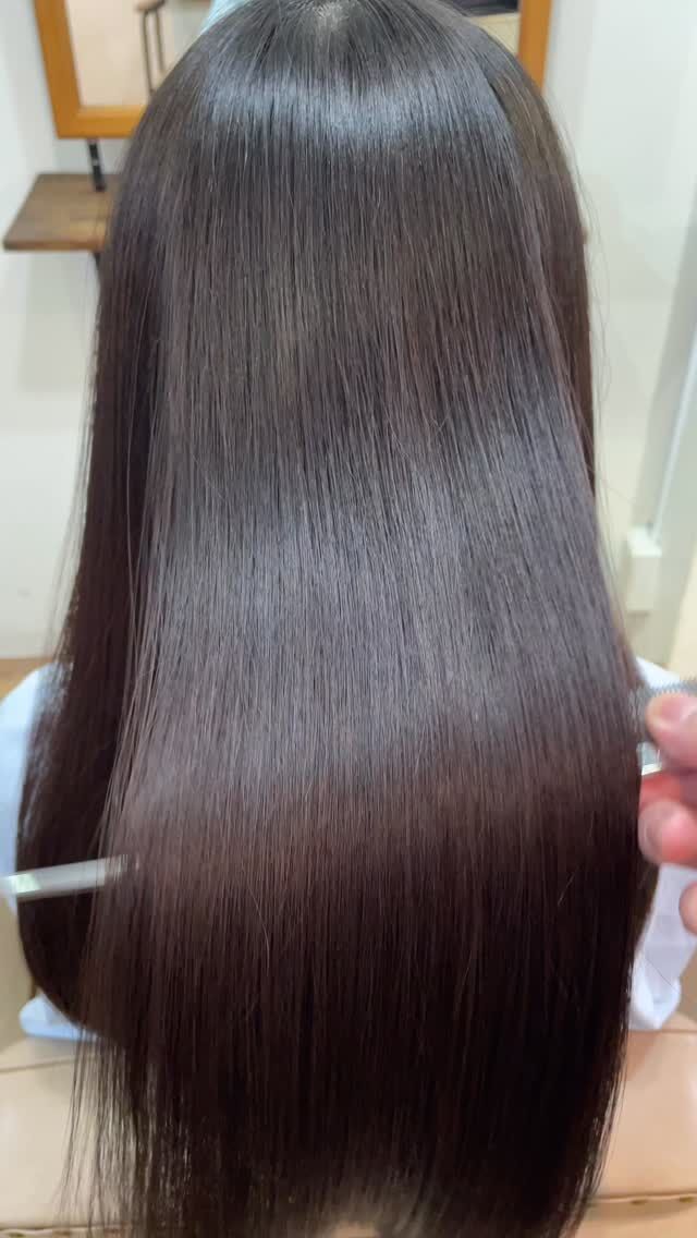 髪を綺麗にすることは諦めなくて大丈夫です。
余程ハイダメージもう出ない限り、美髪にすることは可能です。
美容師は髪を綺麗にすることが仕事でやりがいです。
ぜひお任せください。

ㅤㅤㅤㅤㅤㅤㅤㅤㅤㅤㅤㅤㅤㅤㅤㅤㅤㅤㅤㅤㅤㅤㅤㅤㅤㅤ

《高濃度水素トリートメント×TOKIOトリートメント》

簡単に書くと以下のような効果になります。

・髪のクセが伸びまとまりが良くなる（癖が強い場合は伸びない）
・髪の毛にハリコシが出る(細毛、エイジング毛)
・髪がしなやかになる(太毛、硬毛)
・トップがふんわりする
・ツヤが凄い出る
・熱に強い髪になる(コテやアイロンでダメージしづらい)
・ブリーチ毛でも効果を実感できる　　
・回数を重ねれば重ねるほど、仕上がりと持ちが良くなる

※酸熱トリートメントではありません。
※くせ毛がストレートになるわけではありません。

デメリットがほぼないことが最大のポイントです。

通常のトリートメントよりも持ちがよく
１度の施術で実感しやすく
酸熱トリートメントのように臭わなく
酸熱トリートメントのように失敗するとチリチリになったりもなく
カラーとの相性も良い

デメリットは
・時間が少しかかる
・原価が高い

という点のみです。

やればやるほどきれいな髪の毛になります。

~本気のケアで貴女らしさを~
完全マンツーマン×プライベートサロン Liss 恵比寿
・
・
Liss(リス)は髪を綺麗にしたい女性のためのサロンです。
しっかりと安心してお任せ頂けるよう
マンツーマンでの施術であなたの髪を綺麗に致します。
・
・
Lissはアシスタントは採用せず、スタイリストのみのサロンとなり、担当者が入れ替わることはありません。
・
・
しっかりとお客様一人一人と向き合い、お悩みやご要望を聞かせていただいています。
・
業界最高級の薬剤を使用して、髪へのダメージを大幅に軽減しています。
・
・
ブリーチを使用することは少なく、美髪になるためのサロンとなります。
・
・
ご予約はトップページから可能です。
・
・
【営業時間】
平日・土曜11:00〜21:00
日曜・祝日11:00〜20:00
・
・
【アクセス】
恵比寿駅徒歩3分
HPに画像付きでサロンまでの歩き方があります。

 #縮毛矯正東京 #ロング #ヘアー #縮毛矯正 #トリートメント #水素トリートメント #髪 #キューティクル #ダメージケア #髪質改善 #美髪 #美容好きな人と繋がりたい #ストレートヘア #ストレートパーマ #くせ毛 #ナチュラルストレート #ストレート #ヘアトリートメント #イルミナ #TOKIOトリートメント #ダメージレス #髪質変化 #アディクシー #アディクシーカラー #ブリーチなし #Liss恵比寿 #リス恵比寿 #恵比寿美容室 #広尾