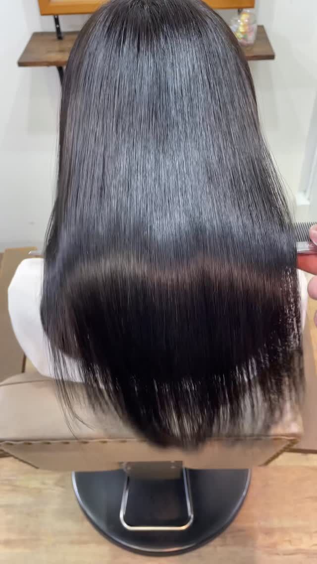 諦めていた髪も、最適な施術をして、時間をかければ綺麗になります。
どうなりたいのか、何ができるのか、でカウンセリングで話し合って決めていきましょう。
全てのお客様に綺麗な髪と笑顔をお届けできるように。

《高濃度水素トリートメント×TOKIOトリートメント》

簡単に書くと以下のような効果になります。

・髪のクセが伸びまとまりが良くなる（癖が強い場合は伸びない）
・髪の毛にハリコシが出る(細毛、エイジング毛)
・髪がしなやかになる(太毛、硬毛)
・トップがふんわりする
・ツヤが凄い出る
・熱に強い髪になる(コテやアイロンでダメージしづらい)
・ブリーチ毛でも効果を実感できる　　
・回数を重ねれば重ねるほど、仕上がりと持ちが良くなる

※酸熱トリートメントではありません。
※くせ毛がストレートになるわけではありません。

デメリットがほぼないことが最大のポイントです。

通常のトリートメントよりも持ちがよく
１度の施術で実感しやすく
酸熱トリートメントのように臭わなく
酸熱トリートメントのように失敗するとチリチリになったりもなく
カラーとの相性も良い

デメリットは
・時間が少しかかる
・原価が高い

という点のみです。

やればやるほどきれいな髪の毛になります。

~本気のケアで貴女らしさを~
完全マンツーマン×プライベートサロン Liss 恵比寿
・
・
Liss(リス)は髪を綺麗にしたい女性のためのサロンです。
しっかりと安心してお任せ頂けるよう
マンツーマンでの施術であなたの髪を綺麗に致します。
・
・
Lissはアシスタントは採用せず、スタイリストのみのサロンとなり、担当者が入れ替わることはありません。
・
・
しっかりとお客様一人一人と向き合い、お悩みやご要望を聞かせていただいています。
・
業界最高級の薬剤を使用して、髪へのダメージを大幅に軽減しています。
・
・
ブリーチを使用することは少なく、美髪になるためのサロンとなります。
・
・
ご予約はトップページから可能です。
・
・
【営業時間】
平日・土曜11:00〜21:00
日曜・祝日11:00〜20:00
・
・
【アクセス】
恵比寿駅徒歩3分
HPに画像付きでサロンまでの歩き方があります。