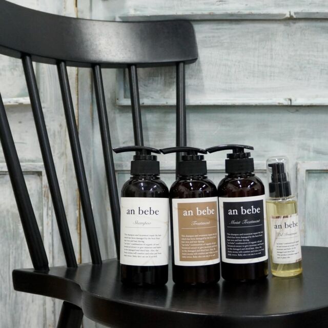 驚きは 数日後にやってくる
ㅤㅤㅤㅤㅤㅤㅤㅤㅤㅤㅤㅤㅤ
@anbebe.tokyo

「お客様の髪を綺麗にしたい」
 
“anbebe”は
そんなヘアサロンの強い想いから
生まれたブランドです。
 
毎日、髪とかかわる私たちだからこそ
知っていることがあります。
 
それは 
毎日のヘアケアを司る
シャンプーとトリートメントを変えるだけで
髪は確実に美しくなること。
 
美容師としての知識と経験で
成分を厳選し
洗浄力・使用感・実感のすべてにおいて　
理想を追求した
ヘアケアシリーズが誕生。
 
さらに
香りにこだわり
心をときほぐすような
バスタイムをお届けします。
 
全てのお客様に「美しい髪」を
anbebeと共に
ㅤㅤㅤㅤㅤㅤㅤㅤㅤㅤㅤㅤㅤ

《シャンプー》
一瞬で心を奪われる、未体験の使いココチ。
泡立ちがよく、きしみを知らずの、みずみずしい仕上がりが秀逸。
使えば使うほど、髪が喜ぶ、自分史上最高の頼れるシャンプー。

《トリートメント》
キレイになれる、期待感を与えてくれるトリートメント。
なじみがよく、髪本来の美しさが蘇ります。
翌朝は、艶とまとまりが格段にアップ！

《モイストトリートメント》
厳選された天然由来成分のパワーをダイレクトに感じる逸品。
心に溶け込むような香りが上品な余韻を残します。
熱を味方につけ、揺らいだ髪に自信を！

《洗い流さないオイルトリートメント》
15種類の天然パワーが凝縮した一滴。
みずみずしく溶け込み、美しい質感を演出します。
艶もハリも手に入る、隙のないオイルトリートメント。

#シャンプー #トリートメント #集中ケア #美髪 #ノンシリコン #ヘアケア #アミノ酸シャンプー #おこもり美容 #おうち美容 #ダメージケア 
#はちみつ #ツヤ髪 #美容好きな人と繋がりたい #コスメ好きな人と繋がりたい #ご褒美コスメ #サロンシャンプー #洗い流さないトリートメント #艶髪 #女磨き #アウトバストリートメント 
#シャンプー難民 #シャンプートリートメント #ヘアケア用品 #ヘアケア商品 #トリートメントオイル #コスメ #きれいな髪 #anbebe #anbebeシャンプー #anbebeトリートメント