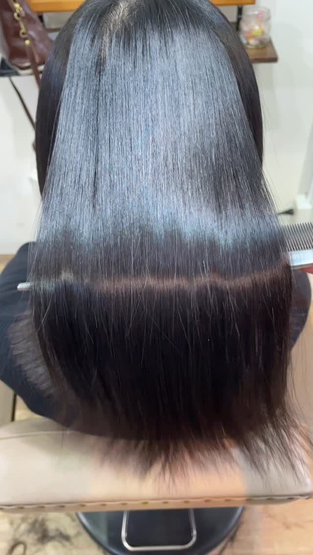 髪の悩み、お任せください。
あなたに最適な施術をお伝えします。
場合により時間はかかるかもしれませんが、必ず綺麗になります。
美髪はお任せください。

《高濃度水素トリートメント×TOKIOトリートメント》

簡単に書くと以下のような効果になります。

・髪のクセが伸びまとまりが良くなる（癖が強い場合は伸びない）
・髪の毛にハリコシが出る(細毛、エイジング毛)
・髪がしなやかになる(太毛、硬毛)
・トップがふんわりする
・ツヤが凄い出る
・熱に強い髪になる(コテやアイロンでダメージしづらい)
・ブリーチ毛でも効果を実感できる　　
・回数を重ねれば重ねるほど、仕上がりと持ちが良くなる

※酸熱トリートメントではありません。
※くせ毛がストレートになるわけではありません。

デメリットがほぼないことが最大のポイントです。

通常のトリートメントよりも持ちがよく
１度の施術で実感しやすく
酸熱トリートメントのように臭わなく
酸熱トリートメントのように失敗するとチリチリになったりもなく
カラーとの相性も良い

デメリットは
・時間が少しかかる
・原価が高い

という点のみです。

やればやるほどきれいな髪の毛になります。

~本気のケアで貴女らしさを~
完全マンツーマン×プライベートサロン Liss 恵比寿
・
・
Liss(リス)は髪を綺麗にしたい女性のためのサロンです。
しっかりと安心してお任せ頂けるよう
マンツーマンでの施術であなたの髪を綺麗に致します。
・
・
Lissはアシスタントは採用せず、スタイリストのみのサロンとなり、担当者が入れ替わることはありません。
・
・
しっかりとお客様一人一人と向き合い、お悩みやご要望を聞かせていただいています。
・
業界最高級の薬剤を使用して、髪へのダメージを大幅に軽減しています。
・
・
ブリーチを使用することは少なく、美髪になるためのサロンとなります。
・
・
ご予約はトップページから可能です。
・
・
【営業時間】
平日・土曜11:00〜21:00
日曜・祝日11:00〜20:00
・
・
【アクセス】
恵比寿駅徒歩3分
HPに画像付きでサロンまでの歩き方があります。

 #縮毛矯正東京 #ロング #ヘアー #縮毛矯正 #トリートメント #水素トリートメント #髪 #キューティクル #ダメージケア #髪質改善 #美髪 #美容好きな人と繋がりたい #ストレートヘア #ストレートパーマ #くせ毛 #ナチュラルストレート #ストレート #ヘアトリートメント #イルミナ #TOKIOトリートメント #ダメージレス #髪質変化 #アディクシー #アディクシーカラー #ブリーチなし #Liss恵比寿 #リス恵比寿 #恵比寿美容室 #広尾