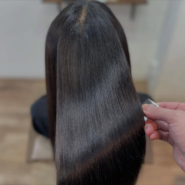 美髪を作ります。
ホワホワしてしまう、ダメージが気になる、クセが気になるなどなど。
そんなお悩みお任せください。
あなたに合った施術内容をご提案致します。
必ず美髪は作れます。

《高濃度水素トリートメント×TOKIOトリートメント》

簡単に書くと以下のような効果になります。

・髪のクセが伸びまとまりが良くなる（癖が強い場合は伸びない）
・髪の毛にハリコシが出る(細毛、エイジング毛)
・髪がしなやかになる(太毛、硬毛)
・トップがふんわりする
・ツヤが凄い出る
・熱に強い髪になる(コテやアイロンでダメージしづらい)
・ブリーチ毛でも効果を実感できる　　
・回数を重ねれば重ねるほど、仕上がりと持ちが良くなる

※酸熱トリートメントではありません。
※くせ毛がストレートになるわけではありません。

デメリットがほぼないことが最大のポイントです。

通常のトリートメントよりも持ちがよく
１度の施術で実感しやすく
酸熱トリートメントのように臭わなく
酸熱トリートメントのように失敗するとチリチリになったりもなく
カラーとの相性も良い

デメリットは
・時間が少しかかる
・原価が高い

という点のみです。

やればやるほどきれいな髪の毛になります。

~本気のケアで貴女らしさを~
完全マンツーマン×プライベートサロン Liss 恵比寿
・
・
Liss(リス)は髪を綺麗にしたい女性のためのサロンです。
しっかりと安心してお任せ頂けるよう
マンツーマンでの施術であなたの髪を綺麗に致します。
・
・
Lissはアシスタントは採用せず、スタイリストのみのサロンとなり、担当者が入れ替わることはありません。
・
・
しっかりとお客様一人一人と向き合い、お悩みやご要望を聞かせていただいています。
・
業界最高級の薬剤を使用して、髪へのダメージを大幅に軽減しています。
・
・
ブリーチを使用することは少なく、美髪になるためのサロンとなります。
・
・
ご予約はトップページから可能です。
・
・
【営業時間】
平日・土曜11:00〜21:00
日曜・祝日11:00〜20:00
・
・
【アクセス】
恵比寿駅徒歩3分
HPに画像付きでサロンまでの歩き方があります。