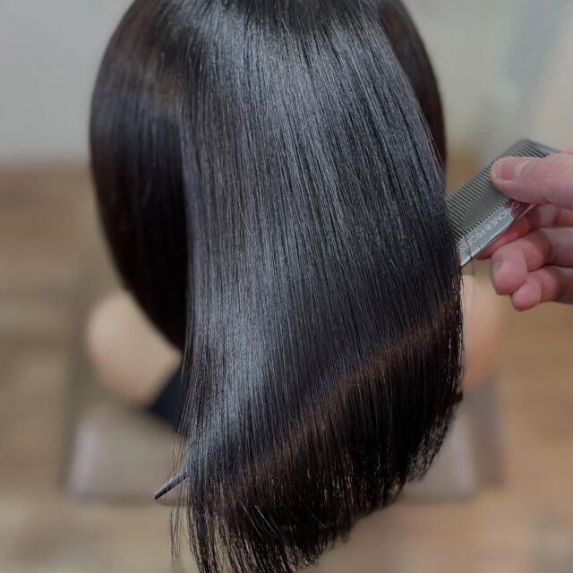 ハイダメージ毛でない限り、必ず綺麗な髪になる方法はあります。
あなたのお悩みをお伝えください。
あなただけの美髪プランを考えます。

《高濃度水素トリートメント×TOKIOトリートメント》

簡単に書くと以下のような効果になります。

・髪のクセが伸びまとまりが良くなる（癖が強い場合は伸びない）
・髪の毛にハリコシが出る(細毛、エイジング毛)
・髪がしなやかになる(太毛、硬毛)
・トップがふんわりする
・ツヤが凄い出る
・熱に強い髪になる(コテやアイロンでダメージしづらい)
・ブリーチ毛でも効果を実感できる　　
・回数を重ねれば重ねるほど、仕上がりと持ちが良くなる

※酸熱トリートメントではありません。
※くせ毛がストレートになるわけではありません。

デメリットがほぼないことが最大のポイントです。

通常のトリートメントよりも持ちがよく
１度の施術で実感しやすく
酸熱トリートメントのように臭わなく
酸熱トリートメントのように失敗するとチリチリになったりもなく
カラーとの相性も良い

デメリットは
・時間が少しかかる
・原価が高い

という点のみです。

やればやるほどきれいな髪の毛になります。

~本気のケアで貴女らしさを~
完全マンツーマン×プライベートサロン Liss 恵比寿
・
・
Liss(リス)は髪を綺麗にしたい女性のためのサロンです。
しっかりと安心してお任せ頂けるよう
マンツーマンでの施術であなたの髪を綺麗に致します。
・
・
Lissはアシスタントは採用せず、スタイリストのみのサロンとなり、担当者が入れ替わることはありません。
・
・
しっかりとお客様一人一人と向き合い、お悩みやご要望を聞かせていただいています。
・
業界最高級の薬剤を使用して、髪へのダメージを大幅に軽減しています。
・
・
ブリーチを使用することは少なく、美髪になるためのサロンとなります。
・
・
ご予約はトップページから可能です。
・
・
【営業時間】
平日・土曜11:00〜21:00
日曜・祝日11:00〜20:00
・
・
【アクセス】
恵比寿駅徒歩3分
HPに画像付きでサロンまでの歩き方があります。