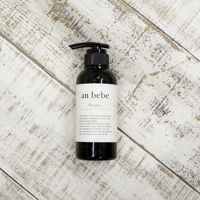 驚きは数日後にやってくる
ㅤㅤㅤㅤㅤㅤㅤㅤㅤㅤㅤㅤㅤ
@anbebe.tokyo
ㅤㅤㅤㅤㅤㅤㅤㅤㅤㅤㅤㅤㅤ

一瞬で心を奪われる、未体験の使いココチ。
泡立ちがよく、きしみを知らずの、
みずみずしい仕上がりが秀逸。
使えば使うほど、髪が喜ぶ、
自分史上最高の頼れるシャンプー。
ㅤㅤㅤㅤㅤㅤㅤㅤㅤㅤㅤㅤㅤ

ノンシリコンでありながら、泡立ちがよく、
髪への摩擦を軽減しながら、頭皮のすみずみまで、すっきりと洗いあげます。
補修成分ヘマチン配合でヘアカラーが長持ちし、コテやドライヤーの熱によるダメージにもアプローチ。
しっとりとまとまりながら、重くならず、やわらかで指通りのよさを実感。
フルーツの芳醇な香りでテンションもアップ！

「お客様の髪を綺麗にしたい」
 
“anbebe”は
そんなヘアサロンの強い想いから
生まれたブランドです。
 
毎日、髪とかかわる私たちだからこそ
知っていることがあります。
 
それは 
毎日のヘアケアを司る
シャンプーとトリートメントを変えるだけで
髪は確実に美しくなること。
 
美容師としての知識と経験で
成分を厳選し
洗浄力・使用感・実感のすべてにおいて　
理想を追求した
ヘアケアシリーズが誕生。
 
さらに
香りにこだわり
心をときほぐすような
バスタイムをお届けします。
 
全てのお客様に「美しい髪」を
anbebeと共に

#シャンプー #トリートメント #集中ケア #美髪 #ノンシリコン #ヘアケア #アミノ酸シャンプー #おこもり美容 #おうち美容 #ダメージケア 
#はちみつ #ツヤ髪 #美容好きな人と繋がりたい #コスメ好きな人と繋がりたい #ご褒美コスメ #サロンシャンプー #洗い流さないトリートメント #艶髪 #女磨き #アウトバストリートメント 
#シャンプー難民 #シャンプートリートメント #ヘアケア用品 #ヘアケア商品 #トリートメントオイル #コスメ #きれいな髪 #anbebe #anbebeシャンプー #anbebeトリートメント