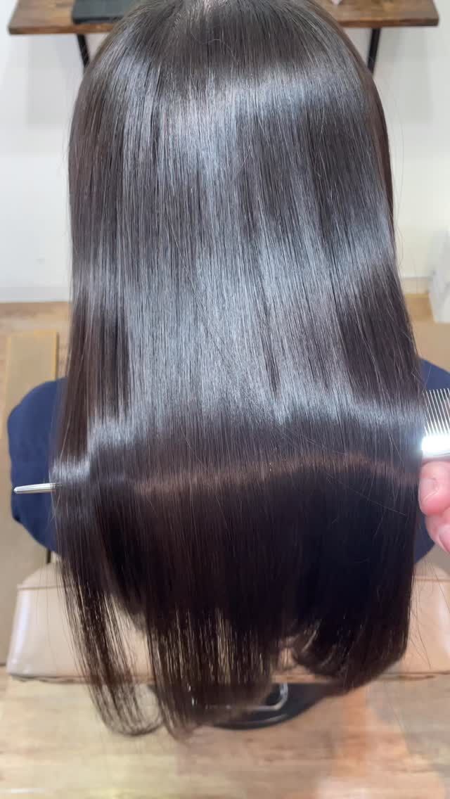 ダメージや年齢によるうねり、広がりは高濃度水素トリートメント。
元々のクセ毛は縮毛矯正。
ブリーチ毛で無い限り、必ず綺麗な髪になります。

《高濃度水素トリートメント×TOKIOトリートメント》

簡単に書くと以下のような効果になります。

・髪のクセが伸びまとまりが良くなる（癖が強い場合は伸びない）
・髪の毛にハリコシが出る(細毛、エイジング毛)
・髪がしなやかになる(太毛、硬毛)
・トップがふんわりする
・ツヤが凄い出る
・熱に強い髪になる(コテやアイロンでダメージしづらい)
・ブリーチ毛でも効果を実感できる　　
・回数を重ねれば重ねるほど、仕上がりと持ちが良くなる

※酸熱トリートメントではありません。
※くせ毛がストレートになるわけではありません。

デメリットがほぼないことが最大のポイントです。

通常のトリートメントよりも持ちがよく
１度の施術で実感しやすく
酸熱トリートメントのように臭わなく
酸熱トリートメントのように失敗するとチリチリになったりもなく
カラーとの相性も良い

デメリットは
・時間が少しかかる
・原価が高い

という点のみです。

やればやるほどきれいな髪の毛になります。

~本気のケアで貴女らしさを~
完全マンツーマン×プライベートサロン Liss 恵比寿
・
・
Liss(リス)は髪を綺麗にしたい女性のためのサロンです。
しっかりと安心してお任せ頂けるよう
マンツーマンでの施術であなたの髪を綺麗に致します。
・
・
Lissはアシスタントは採用せず、スタイリストのみのサロンとなり、担当者が入れ替わることはありません。
・
・
しっかりとお客様一人一人と向き合い、お悩みやご要望を聞かせていただいています。
・
業界最高級の薬剤を使用して、髪へのダメージを大幅に軽減しています。
・
・
ブリーチを使用することは少なく、美髪になるためのサロンとなります。
・
・
ご予約はトップページから可能です。
・
・
【営業時間】
平日・土曜11:00〜21:00
日曜・祝日11:00〜20:00
・
・
【アクセス】
恵比寿駅徒歩3分
HPに画像付きでサロンまでの歩き方があります。