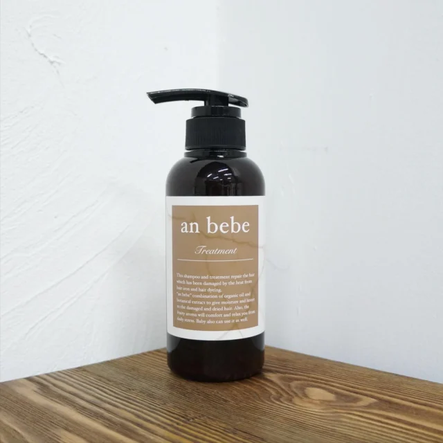 《驚きは数日後にやってくる》
ㅤㅤㅤㅤㅤㅤㅤㅤㅤㅤㅤㅤㅤ
@anbebe.tokyo

「お客様の髪を綺麗にしたい」
 
“anbebe”は
そんなヘアサロンの強い想いから
生まれたブランドです。
 
毎日、髪とかかわる私たちだからこそ
知っていることがあります。
 
それは 
毎日のヘアケアを司る
シャンプーとトリートメントを変えるだけで
髪は確実に美しくなること。
 
美容師としての知識と経験で
成分を厳選し
洗浄力・使用感・実感のすべてにおいて　
理想を追求した
ヘアケアシリーズが誕生。
 
さらに
香りにこだわり
心をときほぐすような
バスタイムをお届けします。
 
全てのお客様に「美しい髪」を
anbebeと共に
ㅤㅤㅤㅤㅤㅤㅤㅤㅤㅤㅤㅤㅤ

キレイになれる、期待感を
与えてくれるトリートメント。
なじみがよく、髪本来の美しさが蘇ります。
翌朝は、艶とまとまりが格段にアップ！
ㅤㅤㅤㅤㅤㅤㅤㅤㅤㅤㅤㅤㅤ

女性の髪にまつわる、さまざまなダメージに向き合うヘアトリートメント。
ダメージを補修し、潤いをチャージして、ハリ・ツヤのある髪へと導きます。
1度のケアで、美しさの変化を実感できるスピード感は感動もの！
揮発性、分解性に優れ、髪に残らないメッシュ状のシリコンを採用し、ドライヤーやコテの熱から、髪を守る配慮まで。
一度、使うと手放せなくなる、一生もののヘアケア。

#シャンプー #トリートメント #集中ケア #美髪 #ノンシリコン #ヘアケア #アミノ酸シャンプー #おこもり美容 #おうち美容 #ダメージケア 
#はちみつ #ツヤ髪 #美容好きな人と繋がりたい #コスメ好きな人と繋がりたい #ご褒美コスメ #サロンシャンプー #洗い流さないトリートメント #艶髪 #女磨き #アウトバストリートメント 
#シャンプー難民 #シャンプートリートメント #ヘアケア用品 #ヘアケア商品 #トリートメントオイル #コスメ #きれいな髪 #anbebe #anbebeシャンプー #anbebeトリートメント