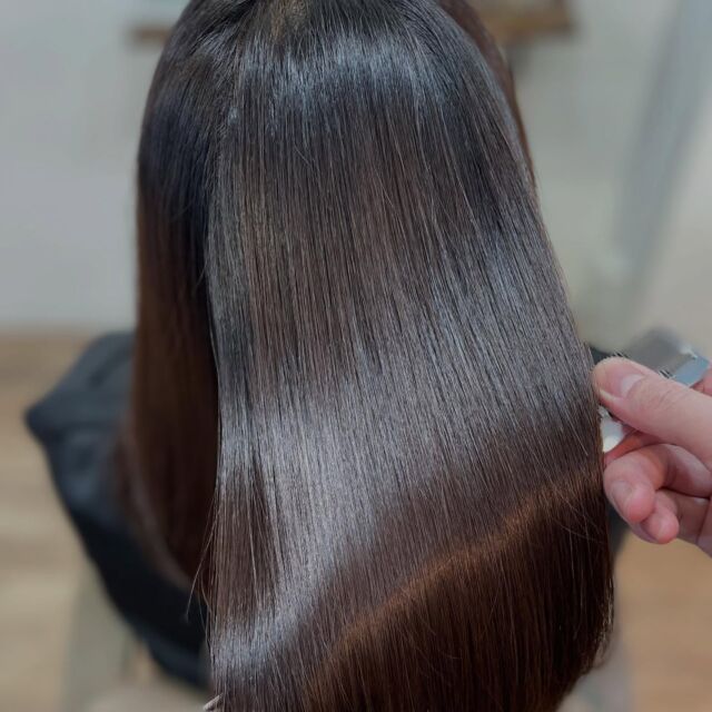 縮毛矯正とトリートメントで髪が綺麗になります。
ブリーチ毛でない限り必ず綺麗になります。
他店で美髪にならなかった方、お任せください。
髪にあった適切な施術内容をすれば、必ず綺麗になります。

《高濃度水素トリートメント×TOKIOトリートメント》

簡単に書くと以下のような効果になります。

・髪のクセが伸びまとまりが良くなる（癖が強い場合は伸びない）
・髪の毛にハリコシが出る(細毛、エイジング毛)
・髪がしなやかになる(太毛、硬毛)
・トップがふんわりする
・ツヤが凄い出る
・熱に強い髪になる(コテやアイロンでダメージしづらい)
・ブリーチ毛でも効果を実感できる　　
・回数を重ねれば重ねるほど、仕上がりと持ちが良くなる

※酸熱トリートメントではありません。
※くせ毛がストレートになるわけではありません。

デメリットがほぼないことが最大のポイントです。

通常のトリートメントよりも持ちがよく
１度の施術で実感しやすく
酸熱トリートメントのように臭わなく
酸熱トリートメントのように失敗するとチリチリになったりもなく
カラーとの相性も良い

デメリットは
・時間が少しかかる
・原価が高い

という点のみです。

やればやるほどきれいな髪の毛になります。

~本気のケアで貴女らしさを~
完全マンツーマン×プライベートサロン Liss 恵比寿
・
・
Liss(リス)は髪を綺麗にしたい女性のためのサロンです。
しっかりと安心してお任せ頂けるよう
マンツーマンでの施術であなたの髪を綺麗に致します。
・
・
Lissはアシスタントは採用せず、スタイリストのみのサロンとなり、担当者が入れ替わることはありません。
・
・
しっかりとお客様一人一人と向き合い、お悩みやご要望を聞かせていただいています。
・
業界最高級の薬剤を使用して、髪へのダメージを大幅に軽減しています。
・
・
ブリーチを使用することは少なく、美髪になるためのサロンとなります。
・
・
ご予約はトップページから可能です。
・
・
【営業時間】
平日・土曜11:00〜21:00
日曜・祝日11:00〜20:00
・
・
【アクセス】
恵比寿駅徒歩3分
HPに画像付きでサロンまでの歩き方があります。