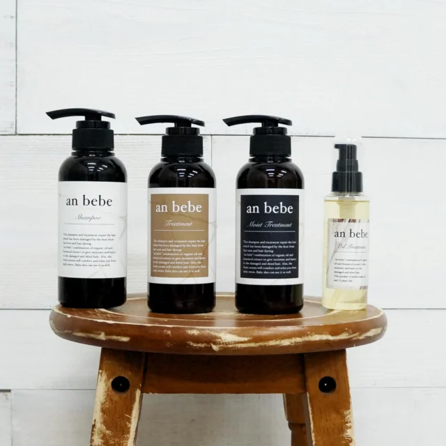 驚きは 数日後にやってくる
ㅤㅤㅤㅤㅤㅤㅤㅤㅤㅤㅤㅤㅤ
@anbebe.tokyo

「お客様の髪を綺麗にしたい」
 
“anbebe”は
そんなヘアサロンの強い想いから
生まれたブランドです。
 
毎日、髪とかかわる私たちだからこそ
知っていることがあります。
 
それは 
毎日のヘアケアを司る
シャンプーとトリートメントを変えるだけで
髪は確実に美しくなること。
 
美容師としての知識と経験で
成分を厳選し
洗浄力・使用感・実感のすべてにおいて　
理想を追求した
ヘアケアシリーズが誕生。
 
さらに
香りにこだわり
心をときほぐすような
バスタイムをお届けします。
 
全てのお客様に「美しい髪」を
anbebeと共に
ㅤㅤㅤㅤㅤㅤㅤㅤㅤㅤㅤㅤㅤ

《シャンプー》
一瞬で心を奪われる、未体験の使いココチ。
泡立ちがよく、きしみを知らずの、みずみずしい仕上がりが秀逸。
使えば使うほど、髪が喜ぶ、自分史上最高の頼れるシャンプー。

《トリートメント》
キレイになれる、期待感を与えてくれるトリートメント。
なじみがよく、髪本来の美しさが蘇ります。
翌朝は、艶とまとまりが格段にアップ！

《モイストトリートメント》
厳選された天然由来成分のパワーをダイレクトに感じる逸品。
心に溶け込むような香りが上品な余韻を残します。
熱を味方につけ、揺らいだ髪に自信を！

《洗い流さないオイルトリートメント》
15種類の天然パワーが凝縮した一滴。
みずみずしく溶け込み、美しい質感を演出します。
艶もハリも手に入る、隙のないオイルトリートメント。

#シャンプー #トリートメント #集中ケア #美髪 #ノンシリコン ヘアケア アミノ酸シャンプー おこもり美容 おうち美容 ダメージケア 
はちみつ ツヤ髪 美容好きな人と繋がりたい コスメ好きな人と繋がりたい ご褒美コスメ サロンシャンプー 洗い流さないトリートメント 艶髪 女磨き アウトバストリートメント 
シャンプー難民 シャンプートリートメント ヘアケア用品 ヘアケア商品 トリートメントオイル コスメ きれいな髪 anbebe anbebeシャンプー anbebeトリートメント