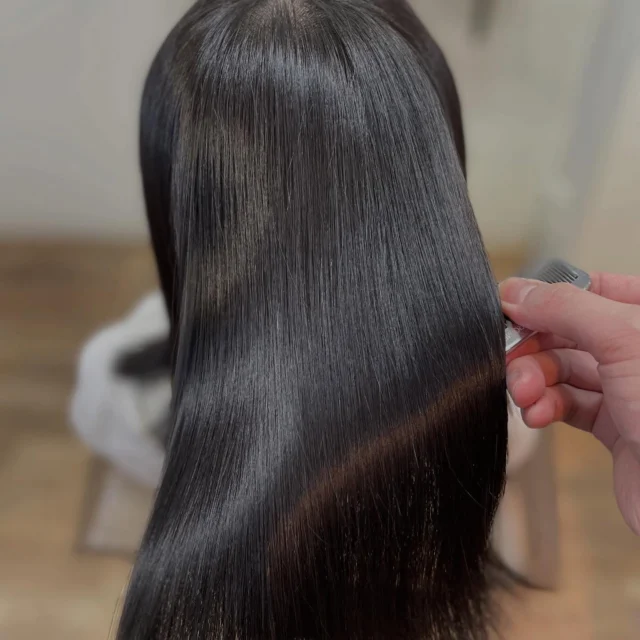 ダメージや年齢によるうねり、広がりは高濃度水素トリートメント。
元々のクセ毛は縮毛矯正。
ブリーチ毛で無い限り、必ず綺麗な髪になります。

《高濃度水素トリートメント×TOKIOトリートメント》

簡単に書くと以下のような効果になります。

・髪のクセが伸びまとまりが良くなる（癖が強い場合は伸びない）
・髪の毛にハリコシが出る(細毛、エイジング毛)
・髪がしなやかになる(太毛、硬毛)
・トップがふんわりする
・ツヤが凄い出る
・熱に強い髪になる(コテやアイロンでダメージしづらい)
・ブリーチ毛でも効果を実感できる　　
・回数を重ねれば重ねるほど、仕上がりと持ちが良くなる

※酸熱トリートメントではありません。
※くせ毛がストレートになるわけではありません。

デメリットがほぼないことが最大のポイントです。

通常のトリートメントよりも持ちがよく
１度の施術で実感しやすく
酸熱トリートメントのように臭わなく
酸熱トリートメントのように失敗するとチリチリになったりもなく
カラーとの相性も良い

デメリットは
・時間が少しかかる
・原価が高い

という点のみです。

やればやるほどきれいな髪の毛になります。

~本気のケアで貴女らしさを~
完全マンツーマン×プライベートサロン Liss 恵比寿
・
・
Liss(リス)は髪を綺麗にしたい女性のためのサロンです。
しっかりと安心してお任せ頂けるよう
マンツーマンでの施術であなたの髪を綺麗に致します。
・
・
Lissはアシスタントは採用せず、スタイリストのみのサロンとなり、担当者が入れ替わることはありません。
・
・
しっかりとお客様一人一人と向き合い、お悩みやご要望を聞かせていただいています。
・
業界最高級の薬剤を使用して、髪へのダメージを大幅に軽減しています。
・
・
ブリーチを使用することは少なく、美髪になるためのサロンとなります。
・
・
ご予約はトップページから可能です。
・
・
【営業時間】
平日・土曜11:00〜21:00
日曜・祝日11:00〜20:00
・
・
【アクセス】
恵比寿駅徒歩3分
HPに画像付きでサロンまでの歩き方があります。