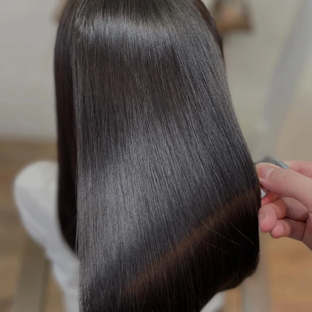 クセがある方は縮毛矯正をお勧めいたします。
クセがない方けど、ダメージが気になる方はトリートメントやカットをお勧めいたします。
何が必要なのか？を見極めてご提案させていただきます。
綺麗な髪になるお手伝いをさせてください。

《高濃度水素トリートメント×TOKIOトリートメント》

簡単に書くと以下のような効果になります。

・髪のクセが伸びまとまりが良くなる（癖が強い場合は伸びない）
・髪の毛にハリコシが出る(細毛、エイジング毛)
・髪がしなやかになる(太毛、硬毛)
・トップがふんわりする
・ツヤが凄い出る
・熱に強い髪になる(コテやアイロンでダメージしづらい)
・ブリーチ毛でも効果を実感できる　　
・回数を重ねれば重ねるほど、仕上がりと持ちが良くなる

※酸熱トリートメントではありません。
※くせ毛がストレートになるわけではありません。

デメリットがほぼないことが最大のポイントです。

通常のトリートメントよりも持ちがよく
１度の施術で実感しやすく
酸熱トリートメントのように臭わなく
酸熱トリートメントのように失敗するとチリチリになったりもなく
カラーとの相性も良い

デメリットは
・時間が少しかかる
・原価が高い

という点のみです。

やればやるほどきれいな髪の毛になります。

~本気のケアで貴女らしさを~
完全マンツーマン×プライベートサロン Liss 恵比寿
・
・
Liss(リス)は髪を綺麗にしたい女性のためのサロンです。
しっかりと安心してお任せ頂けるよう
マンツーマンでの施術であなたの髪を綺麗に致します。
・
・
Lissはアシスタントは採用せず、スタイリストのみのサロンとなり、担当者が入れ替わることはありません。
・
・
しっかりとお客様一人一人と向き合い、お悩みやご要望を聞かせていただいています。
・
業界最高級の薬剤を使用して、髪へのダメージを大幅に軽減しています。
・
・
ブリーチを使用することは少なく、美髪になるためのサロンとなります。
・
・
ご予約はトップページから可能です。
・
・
【営業時間】
平日・土曜11:00〜21:00
日曜・祝日11:00〜20:00
・
・
【アクセス】
恵比寿駅徒歩3分
HPに画像付きでサロンまでの歩き方があります。