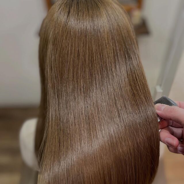 ダメージや年齢によるうねり、広がりは高濃度水素トリートメント。
元々のクセ毛は縮毛矯正。
ブリーチ毛で無い限り、必ず綺麗な髪になります。

《高濃度水素トリートメント×TOKIOトリートメント》

簡単に書くと以下のような効果になります。

・髪のクセが伸びまとまりが良くなる（癖が強い場合は伸びない）
・髪の毛にハリコシが出る(細毛、エイジング毛)
・髪がしなやかになる(太毛、硬毛)
・トップがふんわりする
・ツヤが凄い出る
・熱に強い髪になる(コテやアイロンでダメージしづらい)
・ブリーチ毛でも効果を実感できる　　
・回数を重ねれば重ねるほど、仕上がりと持ちが良くなる

※酸熱トリートメントではありません。
※くせ毛がストレートになるわけではありません。

デメリットがほぼないことが最大のポイントです。

通常のトリートメントよりも持ちがよく
１度の施術で実感しやすく
酸熱トリートメントのように臭わなく
酸熱トリートメントのように失敗するとチリチリになったりもなく
カラーとの相性も良い

デメリットは
・時間が少しかかる
・原価が高い

という点のみです。

やればやるほどきれいな髪の毛になります。

~本気のケアで貴女らしさを~
完全マンツーマン×プライベートサロン Liss 恵比寿
・
・
Liss(リス)は髪を綺麗にしたい女性のためのサロンです。
しっかりと安心してお任せ頂けるよう
マンツーマンでの施術であなたの髪を綺麗に致します。
・
・
Lissはアシスタントは採用せず、スタイリストのみのサロンとなり、担当者が入れ替わることはありません。
・
・
しっかりとお客様一人一人と向き合い、お悩みやご要望を聞かせていただいています。
・
業界最高級の薬剤を使用して、髪へのダメージを大幅に軽減しています。
・
・
ブリーチを使用することは少なく、美髪になるためのサロンとなります。
・
・
ご予約はトップページから可能です。
・
・
【営業時間】
平日・土曜11:00〜21:00
日曜・祝日11:00〜20:00
・
・
【アクセス】
恵比寿駅徒歩3分
HPに画像付きでサロンまでの歩き方があります。