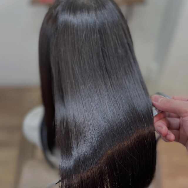 美髪を作ります。
ホワホワしてしまう、ダメージが気になる、クセが気になるなどなど。
そんなお悩みお任せください。
あなたに合った施術内容をご提案致します。
必ず美髪は作れます。

《高濃度水素トリートメント×TOKIOトリートメント》

簡単に書くと以下のような効果になります。

・髪のクセが伸びまとまりが良くなる（癖が強い場合は伸びない）
・髪の毛にハリコシが出る(細毛、エイジング毛)
・髪がしなやかになる(太毛、硬毛)
・トップがふんわりする
・ツヤが凄い出る
・熱に強い髪になる(コテやアイロンでダメージしづらい)
・ブリーチ毛でも効果を実感できる　　
・回数を重ねれば重ねるほど、仕上がりと持ちが良くなる

※酸熱トリートメントではありません。
※くせ毛がストレートになるわけではありません。

デメリットがほぼないことが最大のポイントです。

通常のトリートメントよりも持ちがよく
１度の施術で実感しやすく
酸熱トリートメントのように臭わなく
酸熱トリートメントのように失敗するとチリチリになったりもなく
カラーとの相性も良い

デメリットは
・時間が少しかかる
・原価が高い

という点のみです。

やればやるほどきれいな髪の毛になります。

~本気のケアで貴女らしさを~
完全マンツーマン×プライベートサロン Liss 恵比寿
・
・
Liss(リス)は髪を綺麗にしたい女性のためのサロンです。
しっかりと安心してお任せ頂けるよう
マンツーマンでの施術であなたの髪を綺麗に致します。
・
・
Lissはアシスタントは採用せず、スタイリストのみのサロンとなり、担当者が入れ替わることはありません。
・
・
しっかりとお客様一人一人と向き合い、お悩みやご要望を聞かせていただいています。
・
業界最高級の薬剤を使用して、髪へのダメージを大幅に軽減しています。
・
・
ブリーチを使用することは少なく、美髪になるためのサロンとなります。
・
・
ご予約はトップページから可能です。
・
・
【営業時間】
平日・土曜11:00〜21:00
日曜・祝日11:00〜20:00
・
・
【アクセス】
恵比寿駅徒歩3分
HPに画像付きでサロンまでの歩き方があります。

 #縮毛矯正東京 #ロング #ヘアー #縮毛矯正 #トリートメント 水素トリートメント 髪 キューティクル ダメージケア 髪質改善 美髪 美容好きな人と繋がりたい ストレートヘア ストレートパーマ くせ毛 ナチュラルストレート ストレート ヘアトリートメント イルミナ TOKIOトリートメント ダメージレス 髪質変化 アディクシー アディクシーカラー ブリーチなし Liss恵比寿 リス恵比寿 恵比寿美容室 広尾