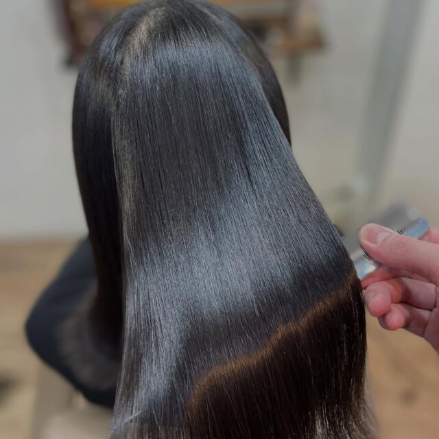 縮毛矯正とトリートメントで髪が綺麗になります。
ブリーチ毛でない限り必ず綺麗になります。
他店で美髪にならなかった方、お任せください。
髪にあった適切な施術内容をすれば、必ず綺麗になります。

《高濃度水素トリートメント×TOKIOトリートメント》

簡単に書くと以下のような効果になります。

・髪のクセが伸びまとまりが良くなる（癖が強い場合は伸びない）
・髪の毛にハリコシが出る(細毛、エイジング毛)
・髪がしなやかになる(太毛、硬毛)
・トップがふんわりする
・ツヤが凄い出る
・熱に強い髪になる(コテやアイロンでダメージしづらい)
・ブリーチ毛でも効果を実感できる　　
・回数を重ねれば重ねるほど、仕上がりと持ちが良くなる

※酸熱トリートメントではありません。
※くせ毛がストレートになるわけではありません。

デメリットがほぼないことが最大のポイントです。

通常のトリートメントよりも持ちがよく
１度の施術で実感しやすく
酸熱トリートメントのように臭わなく
酸熱トリートメントのように失敗するとチリチリになったりもなく
カラーとの相性も良い

デメリットは
・時間が少しかかる
・原価が高い

という点のみです。

やればやるほどきれいな髪の毛になります。

~本気のケアで貴女らしさを~
完全マンツーマン×プライベートサロン Liss 恵比寿
・
・
Liss(リス)は髪を綺麗にしたい女性のためのサロンです。
しっかりと安心してお任せ頂けるよう
マンツーマンでの施術であなたの髪を綺麗に致します。
・
・
Lissはアシスタントは採用せず、スタイリストのみのサロンとなり、担当者が入れ替わることはありません。
・
・
しっかりとお客様一人一人と向き合い、お悩みやご要望を聞かせていただいています。
・
業界最高級の薬剤を使用して、髪へのダメージを大幅に軽減しています。
・
・
ブリーチを使用することは少なく、美髪になるためのサロンとなります。
・
・
ご予約はトップページから可能です。
・
・
【営業時間】
平日・土曜11:00〜21:00
日曜・祝日11:00〜20:00
・
・
【アクセス】
恵比寿駅徒歩3分
HPに画像付きでサロンまでの歩き方があります。