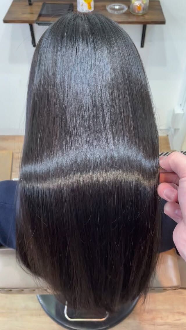 美髪は諦めないでいい。
綺麗な髪にすることは簡単です。
必要な施術をするだけ。
（※ご自宅での髪の扱い方はマスト）
全ての方が美髪を楽しめますように。

《高濃度水素トリートメント×TOKIOトリートメント》

簡単に書くと以下のような効果になります。

・髪のクセが伸びまとまりが良くなる（癖が強い場合は伸びない）
・髪の毛にハリコシが出る(細毛、エイジング毛)
・髪がしなやかになる(太毛、硬毛)
・トップがふんわりする
・ツヤが凄い出る
・熱に強い髪になる(コテやアイロンでダメージしづらい)
・ブリーチ毛でも効果を実感できる　　
・回数を重ねれば重ねるほど、仕上がりと持ちが良くなる

※酸熱トリートメントではありません。
※くせ毛がストレートになるわけではありません。

デメリットがほぼないことが最大のポイントです。

通常のトリートメントよりも持ちがよく
１度の施術で実感しやすく
酸熱トリートメントのように臭わなく
酸熱トリートメントのように失敗するとチリチリになったりもなく
カラーとの相性も良い

デメリットは
・時間が少しかかる
・原価が高い

という点のみです。

やればやるほどきれいな髪の毛になります。

~本気のケアで貴女らしさを~
完全マンツーマン×プライベートサロン Liss 恵比寿
・
・
Liss(リス)は髪を綺麗にしたい女性のためのサロンです。
しっかりと安心してお任せ頂けるよう
マンツーマンでの施術であなたの髪を綺麗に致します。
・
・
Lissはアシスタントは採用せず、スタイリストのみのサロンとなり、担当者が入れ替わることはありません。
・
・
しっかりとお客様一人一人と向き合い、お悩みやご要望を聞かせていただいています。
・
業界最高級の薬剤を使用して、髪へのダメージを大幅に軽減しています。
・
・
ブリーチを使用することは少なく、美髪になるためのサロンとなります。
・
・
ご予約はトップページから可能です。
・
・
【営業時間】
平日・土曜11:00〜21:00
日曜・祝日11:00〜20:00
・
・
【アクセス】
恵比寿駅徒歩3分
HPに画像付きでサロンまでの歩き方があります。