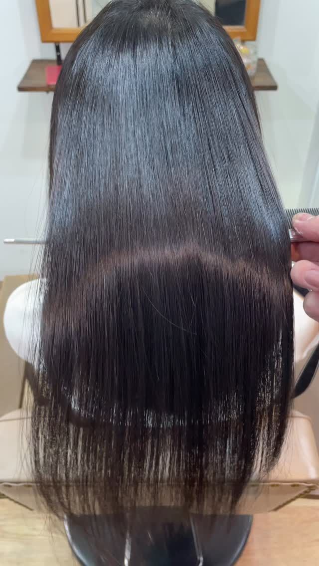 髪を綺麗にすることは諦めなくて大丈夫です。
余程ハイダメージもう出ない限り、美髪にすることは可能です。
美容師は髪を綺麗にすることが仕事でやりがいです。
ぜひお任せください。

ㅤㅤㅤㅤㅤㅤㅤㅤㅤㅤㅤㅤㅤㅤㅤㅤㅤㅤㅤㅤㅤㅤㅤㅤㅤㅤ

《高濃度水素トリートメント×TOKIOトリートメント》

簡単に書くと以下のような効果になります。

・髪のクセが伸びまとまりが良くなる（癖が強い場合は伸びない）
・髪の毛にハリコシが出る(細毛、エイジング毛)
・髪がしなやかになる(太毛、硬毛)
・トップがふんわりする
・ツヤが凄い出る
・熱に強い髪になる(コテやアイロンでダメージしづらい)
・ブリーチ毛でも効果を実感できる　　
・回数を重ねれば重ねるほど、仕上がりと持ちが良くなる

※酸熱トリートメントではありません。
※くせ毛がストレートになるわけではありません。

デメリットがほぼないことが最大のポイントです。

通常のトリートメントよりも持ちがよく
１度の施術で実感しやすく
酸熱トリートメントのように臭わなく
酸熱トリートメントのように失敗するとチリチリになったりもなく
カラーとの相性も良い

デメリットは
・時間が少しかかる
・原価が高い

という点のみです。

やればやるほどきれいな髪の毛になります。

~本気のケアで貴女らしさを~
完全マンツーマン×プライベートサロン Liss 恵比寿
・
・
Liss(リス)は髪を綺麗にしたい女性のためのサロンです。
しっかりと安心してお任せ頂けるよう
マンツーマンでの施術であなたの髪を綺麗に致します。
・
・
Lissはアシスタントは採用せず、スタイリストのみのサロンとなり、担当者が入れ替わることはありません。
・
・
しっかりとお客様一人一人と向き合い、お悩みやご要望を聞かせていただいています。
・
業界最高級の薬剤を使用して、髪へのダメージを大幅に軽減しています。
・
・
ブリーチを使用することは少なく、美髪になるためのサロンとなります。
・
・
ご予約はトップページから可能です。
・
・
【営業時間】
平日・土曜11:00〜21:00
日曜・祝日11:00〜20:00
・
・
【アクセス】
恵比寿駅徒歩3分
HPに画像付きでサロンまでの歩き方があります。

 #縮毛矯正東京 #ロング #ヘアー #縮毛矯正 #トリートメント 水素トリートメント 髪 キューティクル ダメージケア 髪質改善 美髪 美容好きな人と繋がりたい ストレートヘア ストレートパーマ くせ毛 ナチュラルストレート ストレート ヘアトリートメント イルミナ TOKIOトリートメント ダメージレス 髪質変化 アディクシー アディクシーカラー ブリーチなし Liss恵比寿 リス恵比寿 恵比寿美容室 広尾