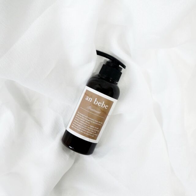 《驚きは数日後にやってくる》
ㅤㅤㅤㅤㅤㅤㅤㅤㅤㅤㅤㅤㅤ
@anbebe.tokyo

「お客様の髪を綺麗にしたい」
 
“anbebe”は
そんなヘアサロンの強い想いから
生まれたブランドです。
 
毎日、髪とかかわる私たちだからこそ
知っていることがあります。
 
それは 
毎日のヘアケアを司る
シャンプーとトリートメントを変えるだけで
髪は確実に美しくなること。
 
美容師としての知識と経験で
成分を厳選し
洗浄力・使用感・実感のすべてにおいて　
理想を追求した
ヘアケアシリーズが誕生。
 
さらに
香りにこだわり
心をときほぐすような
バスタイムをお届けします。
 
全てのお客様に「美しい髪」を
anbebeと共に
ㅤㅤㅤㅤㅤㅤㅤㅤㅤㅤㅤㅤㅤ

キレイになれる、期待感を
与えてくれるトリートメント。
なじみがよく、髪本来の美しさが蘇ります。
翌朝は、艶とまとまりが格段にアップ！
ㅤㅤㅤㅤㅤㅤㅤㅤㅤㅤㅤㅤㅤ

女性の髪にまつわる、さまざまなダメージに向き合うヘアトリートメント。
ダメージを補修し、潤いをチャージして、ハリ・ツヤのある髪へと導きます。
1度のケアで、美しさの変化を実感できるスピード感は感動もの！
揮発性、分解性に優れ、髪に残らないメッシュ状のシリコンを採用し、ドライヤーやコテの熱から、髪を守る配慮まで。
一度、使うと手放せなくなる、一生もののヘアケア。

#シャンプー #トリートメント #集中ケア #美髪 #ノンシリコン ヘアケア アミノ酸シャンプー おこもり美容 おうち美容 ダメージケア 
はちみつ ツヤ髪 美容好きな人と繋がりたい コスメ好きな人と繋がりたい ご褒美コスメ サロンシャンプー 洗い流さないトリートメント 艶髪 女磨き アウトバストリートメント 
シャンプー難民 シャンプートリートメント ヘアケア用品 ヘアケア商品 トリートメントオイル コスメ きれいな髪 anbebe anbebeシャンプー anbebeトリートメント