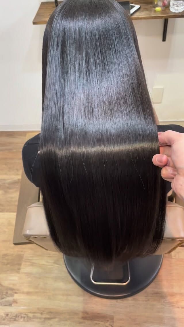 あなたの髪とあなたのライフスタイルに合わせた美髪へ。
綺麗な髪に必ずします。
ただし、1回の施術で100%は難しいです。
髪の履歴などがありますので。
ですが、通って頂くことで必ず綺麗になります。

《高濃度水素トリートメント×TOKIOトリートメント》

簡単に書くと以下のような効果になります。

・髪のクセが伸びまとまりが良くなる（癖が強い場合は伸びない）
・髪の毛にハリコシが出る(細毛、エイジング毛)
・髪がしなやかになる(太毛、硬毛)
・トップがふんわりする
・ツヤが凄い出る
・熱に強い髪になる(コテやアイロンでダメージしづらい)
・ブリーチ毛でも効果を実感できる　　
・回数を重ねれば重ねるほど、仕上がりと持ちが良くなる

※酸熱トリートメントではありません。
※くせ毛がストレートになるわけではありません。

デメリットがほぼないことが最大のポイントです。

通常のトリートメントよりも持ちがよく
１度の施術で実感しやすく
酸熱トリートメントのように臭わなく
酸熱トリートメントのように失敗するとチリチリになったりもなく
カラーとの相性も良い

デメリットは
・時間が少しかかる
・原価が高い

という点のみです。

やればやるほどきれいな髪の毛になります。

~本気のケアで貴女らしさを~
完全マンツーマン×プライベートサロン Liss 恵比寿
・
・
Liss(リス)は髪を綺麗にしたい女性のためのサロンです。
しっかりと安心してお任せ頂けるよう
マンツーマンでの施術であなたの髪を綺麗に致します。
・
・
Lissはアシスタントは採用せず、スタイリストのみのサロンとなり、担当者が入れ替わることはありません。
・
・
しっかりとお客様一人一人と向き合い、お悩みやご要望を聞かせていただいています。
・
業界最高級の薬剤を使用して、髪へのダメージを大幅に軽減しています。
・
・
ブリーチを使用することは少なく、美髪になるためのサロンとなります。
・
・
ご予約はトップページから可能です。
・
・
【営業時間】
平日・土曜11:00〜21:00
日曜・祝日11:00〜20:00
・
・
【アクセス】
恵比寿駅徒歩3分
HPに画像付きでサロンまでの歩き方があります。