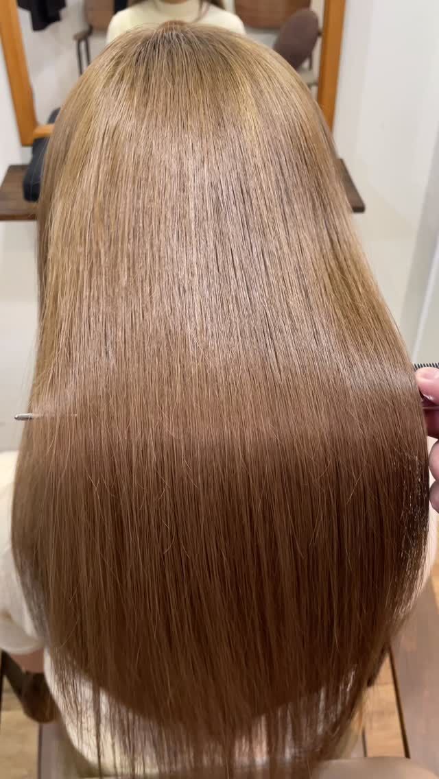 ブリーチ毛でくせ毛以外の方でしたら美髪は簡単に作れます。
ただし、髪の履歴やダメージによっては数年かかりますが、圧倒的に綺麗にすること可能です。
綺麗な髪にしたい方はぜひお待ちしております。

ㅤㅤㅤㅤㅤㅤㅤㅤㅤㅤㅤㅤㅤㅤㅤㅤㅤㅤㅤㅤㅤㅤㅤㅤㅤㅤ

《高濃度水素トリートメント×TOKIOトリートメント》

簡単に書くと以下のような効果になります。

・髪のクセが伸びまとまりが良くなる（癖が強い場合は伸びない）
・髪の毛にハリコシが出る(細毛、エイジング毛)
・髪がしなやかになる(太毛、硬毛)
・トップがふんわりする
・ツヤが凄い出る
・熱に強い髪になる(コテやアイロンでダメージしづらい)
・ブリーチ毛でも効果を実感できる　　
・回数を重ねれば重ねるほど、仕上がりと持ちが良くなる

※酸熱トリートメントではありません。
※くせ毛がストレートになるわけではありません。

デメリットがほぼないことが最大のポイントです。

通常のトリートメントよりも持ちがよく
１度の施術で実感しやすく
酸熱トリートメントのように臭わなく
酸熱トリートメントのように失敗するとチリチリになったりもなく
カラーとの相性も良い

デメリットは
・時間が少しかかる
・原価が高い

という点のみです。

やればやるほどきれいな髪の毛になります。

~本気のケアで貴女らしさを~
完全マンツーマン×プライベートサロン Liss 恵比寿
・
・
Liss(リス)は髪を綺麗にしたい女性のためのサロンです。
しっかりと安心してお任せ頂けるよう
マンツーマンでの施術であなたの髪を綺麗に致します。
・
・
Lissはアシスタントは採用せず、スタイリストのみのサロンとなり、担当者が入れ替わることはありません。
・
・
しっかりとお客様一人一人と向き合い、お悩みやご要望を聞かせていただいています。
・
業界最高級の薬剤を使用して、髪へのダメージを大幅に軽減しています。
・
・
ブリーチを使用することは少なく、美髪になるためのサロンとなります。
・
・
ご予約はトップページから可能です。
・
・
【営業時間】
平日・土曜11:00〜21:00
日曜・祝日11:00〜20:00
・
・
【アクセス】
恵比寿駅徒歩3分
HPに画像付きでサロンまでの歩き方があります。