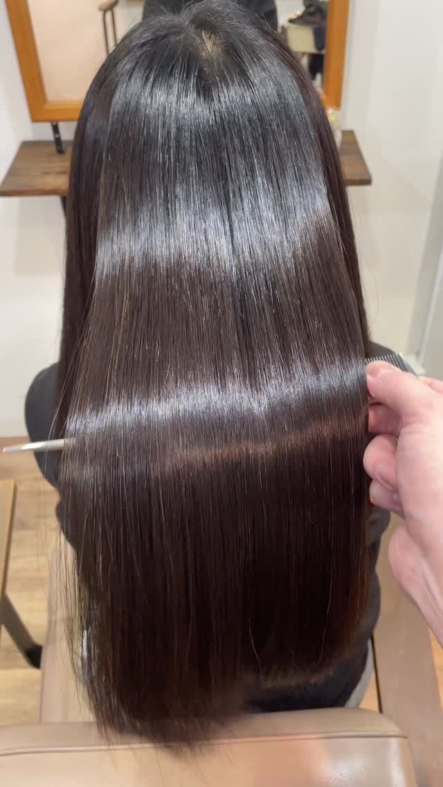 髪を大事にしている方におすすめのサロン。
過度なダメージを嫌い、出来る限りダメージ少なくご希望に合うように提案させていただきます。
メリット、デメリットがありますので、カウンセリングでしっかりとお伝えさせて頂きます。

《高濃度水素トリートメント×TOKIOトリートメント》

簡単に書くと以下のような効果になります。

・髪のクセが伸びまとまりが良くなる（癖が強い場合は伸びない）
・髪の毛にハリコシが出る(細毛、エイジング毛)
・髪がしなやかになる(太毛、硬毛)
・トップがふんわりする
・ツヤが凄い出る
・熱に強い髪になる(コテやアイロンでダメージしづらい)
・ブリーチ毛でも効果を実感できる　　
・回数を重ねれば重ねるほど、仕上がりと持ちが良くなる

※酸熱トリートメントではありません。
※くせ毛がストレートになるわけではありません。

デメリットがほぼないことが最大のポイントです。

通常のトリートメントよりも持ちがよく
１度の施術で実感しやすく
酸熱トリートメントのように臭わなく
酸熱トリートメントのように失敗するとチリチリになったりもなく
カラーとの相性も良い

デメリットは
・時間が少しかかる
・原価が高い

という点のみです。

やればやるほどきれいな髪の毛になります。

~本気のケアで貴女らしさを~
完全マンツーマン×プライベートサロン Liss 恵比寿
・
・
Liss(リス)は髪を綺麗にしたい女性のためのサロンです。
しっかりと安心してお任せ頂けるよう
マンツーマンでの施術であなたの髪を綺麗に致します。
・
・
Lissはアシスタントは採用せず、スタイリストのみのサロンとなり、担当者が入れ替わることはありません。
・
・
しっかりとお客様一人一人と向き合い、お悩みやご要望を聞かせていただいています。
・
業界最高級の薬剤を使用して、髪へのダメージを大幅に軽減しています。
・
・
ブリーチを使用することは少なく、美髪になるためのサロンとなります。
・
・
ご予約はトップページから可能です。
・
・
【営業時間】
平日・土曜11:00〜21:00
日曜・祝日11:00〜20:00
・
・
【アクセス】
恵比寿駅徒歩3分
HPに画像付きでサロンまでの歩き方があります。