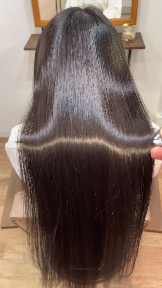 美髪は諦めないでいい。
綺麗な髪にすることは簡単です。
必要な施術をするだけ。
（※ご自宅での髪の扱い方はマスト）
全ての方が美髪を楽しめますように。

《高濃度水素トリートメント×TOKIOトリートメント》

簡単に書くと以下のような効果になります。

・髪のクセが伸びまとまりが良くなる（癖が強い場合は伸びない）
・髪の毛にハリコシが出る(細毛、エイジング毛)
・髪がしなやかになる(太毛、硬毛)
・トップがふんわりする
・ツヤが凄い出る
・熱に強い髪になる(コテやアイロンでダメージしづらい)
・ブリーチ毛でも効果を実感できる　　
・回数を重ねれば重ねるほど、仕上がりと持ちが良くなる

※酸熱トリートメントではありません。
※くせ毛がストレートになるわけではありません。

デメリットがほぼないことが最大のポイントです。

通常のトリートメントよりも持ちがよく
１度の施術で実感しやすく
酸熱トリートメントのように臭わなく
酸熱トリートメントのように失敗するとチリチリになったりもなく
カラーとの相性も良い

デメリットは
・時間が少しかかる
・原価が高い

という点のみです。

やればやるほどきれいな髪の毛になります。

~本気のケアで貴女らしさを~
完全マンツーマン×プライベートサロン Liss 恵比寿
・
・
Liss(リス)は髪を綺麗にしたい女性のためのサロンです。
しっかりと安心してお任せ頂けるよう
マンツーマンでの施術であなたの髪を綺麗に致します。
・
・
Lissはアシスタントは採用せず、スタイリストのみのサロンとなり、担当者が入れ替わることはありません。
・
・
しっかりとお客様一人一人と向き合い、お悩みやご要望を聞かせていただいています。
・
業界最高級の薬剤を使用して、髪へのダメージを大幅に軽減しています。
・
・
ブリーチを使用することは少なく、美髪になるためのサロンとなります。
・
・
ご予約はトップページから可能です。
・
・
【営業時間】
平日・土曜11:00〜21:00
日曜・祝日11:00〜20:00
・
・
【アクセス】
恵比寿駅徒歩3分
HPに画像付きでサロンまでの歩き方があります。