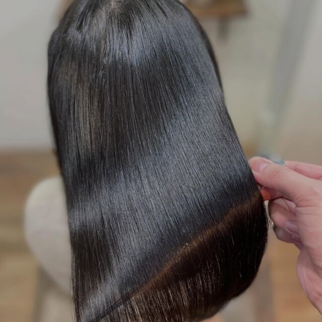 綺麗な髪になりたい方、Lissにお任せください。
施術履歴などにもより時間はかかるかもしれませんが、美髪は必ず作れます。
適切な施術とご自宅での髪の扱い方やホームケアなどで必ず綺麗になります。

《高濃度水素トリートメント×TOKIOトリートメント》

簡単に書くと以下のような効果になります。

・髪のクセが伸びまとまりが良くなる（癖が強い場合は伸びない）
・髪の毛にハリコシが出る(細毛、エイジング毛)
・髪がしなやかになる(太毛、硬毛)
・トップがふんわりする
・ツヤが凄い出る
・熱に強い髪になる(コテやアイロンでダメージしづらい)
・ブリーチ毛でも効果を実感できる　　
・回数を重ねれば重ねるほど、仕上がりと持ちが良くなる

※酸熱トリートメントではありません。
※くせ毛がストレートになるわけではありません。

デメリットがほぼないことが最大のポイントです。

通常のトリートメントよりも持ちがよく
１度の施術で実感しやすく
酸熱トリートメントのように臭わなく
酸熱トリートメントのように失敗するとチリチリになったりもなく
カラーとの相性も良い

デメリットは
・時間が少しかかる
・原価が高い

という点のみです。

やればやるほどきれいな髪の毛になります。

~本気のケアで貴女らしさを~
完全マンツーマン×プライベートサロン Liss 恵比寿
・
・
Liss(リス)は髪を綺麗にしたい女性のためのサロンです。
しっかりと安心してお任せ頂けるよう
マンツーマンでの施術であなたの髪を綺麗に致します。
・
・
Lissはアシスタントは採用せず、スタイリストのみのサロンとなり、担当者が入れ替わることはありません。
・
・
しっかりとお客様一人一人と向き合い、お悩みやご要望を聞かせていただいています。
・
業界最高級の薬剤を使用して、髪へのダメージを大幅に軽減しています。
・
・
ブリーチを使用することは少なく、美髪になるためのサロンとなります。
・
・
ご予約はトップページから可能です。
・
・
【営業時間】
平日・土曜11:00〜21:00
日曜・祝日11:00〜20:00
・
・
【アクセス】
恵比寿駅徒歩3分
HPに画像付きでサロンまでの歩き方があります。

 #縮毛矯正東京 #ロング #ヘアー #縮毛矯正 #トリートメント 水素トリートメント 髪 キューティクル ダメージケア 髪質改善 美髪 美容好きな人と繋がりたい ストレートヘア ストレートパーマ くせ毛 ナチュラルストレート ストレート ヘアトリートメント イルミナ TOKIOトリートメント ダメージレス 髪質変化 アディクシー アディクシーカラー ブリーチなし Liss恵比寿 リス恵比寿 恵比寿美容室 広尾