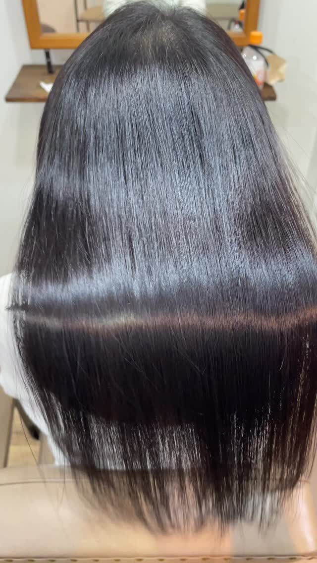 綺麗な髪にしたくないですか？
おすすめは、水素トリートメント、縮毛矯正、カット。
髪によりますが、基本的にはこれで異常なくらい美髪になります。
カットは今までのカット履歴にもよりますが、美髪は必ず作れます。

《高濃度水素トリートメント×TOKIOトリートメント》

簡単に書くと以下のような効果になります。

・髪のクセが伸びまとまりが良くなる（癖が強い場合は伸びない）
・髪の毛にハリコシが出る(細毛、エイジング毛)
・髪がしなやかになる(太毛、硬毛)
・トップがふんわりする
・ツヤが凄い出る
・熱に強い髪になる(コテやアイロンでダメージしづらい)
・ブリーチ毛でも効果を実感できる　　
・回数を重ねれば重ねるほど、仕上がりと持ちが良くなる

※酸熱トリートメントではありません。
※くせ毛がストレートになるわけではありません。

デメリットがほぼないことが最大のポイントです。

通常のトリートメントよりも持ちがよく
１度の施術で実感しやすく
酸熱トリートメントのように臭わなく
酸熱トリートメントのように失敗するとチリチリになったりもなく
カラーとの相性も良い

デメリットは
・時間が少しかかる
・原価が高い

という点のみです。

やればやるほどきれいな髪の毛になります。

~本気のケアで貴女らしさを~
完全マンツーマン×プライベートサロン Liss 恵比寿
・
・
Liss(リス)は髪を綺麗にしたい女性のためのサロンです。
しっかりと安心してお任せ頂けるよう
マンツーマンでの施術であなたの髪を綺麗に致します。
・
・
Lissはアシスタントは採用せず、スタイリストのみのサロンとなり、担当者が入れ替わることはありません。
・
・
しっかりとお客様一人一人と向き合い、お悩みやご要望を聞かせていただいています。
・
業界最高級の薬剤を使用して、髪へのダメージを大幅に軽減しています。
・
・
ブリーチを使用することは少なく、美髪になるためのサロンとなります。
・
・
ご予約はトップページから可能です。
・
・
【営業時間】
平日・土曜11:00〜21:00
日曜・祝日11:00〜20:00
・
・
【アクセス】
恵比寿駅徒歩3分
HPに画像付きでサロンまでの歩き方があります。

 #縮毛矯正東京 #ロング #ヘアー #縮毛矯正 #トリートメント 水素トリートメント 髪 キューティクル ダメージケア 髪質改善 美髪 美容好きな人と繋がりたい ストレートヘア ストレートパーマ くせ毛 ナチュラルストレート ストレート ヘアトリートメント イルミナ TOKIOトリートメント ダメージレス 髪質変化 アディクシー アディクシーカラー ブリーチなし Liss恵比寿 リス恵比寿 恵比寿美容室 広尾