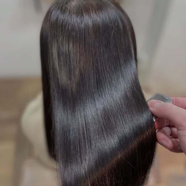 縮毛矯正とトリートメントで髪が綺麗になります。
ブリーチ毛でない限り必ず綺麗になります。
他店で美髪にならなかった方、お任せください。
髪にあった適切な施術内容をすれば、必ず綺麗になります。

《高濃度水素トリートメント×TOKIOトリートメント》

簡単に書くと以下のような効果になります。

・髪のクセが伸びまとまりが良くなる（癖が強い場合は伸びない）
・髪の毛にハリコシが出る(細毛、エイジング毛)
・髪がしなやかになる(太毛、硬毛)
・トップがふんわりする
・ツヤが凄い出る
・熱に強い髪になる(コテやアイロンでダメージしづらい)
・ブリーチ毛でも効果を実感できる　　
・回数を重ねれば重ねるほど、仕上がりと持ちが良くなる

※酸熱トリートメントではありません。
※くせ毛がストレートになるわけではありません。

デメリットがほぼないことが最大のポイントです。

通常のトリートメントよりも持ちがよく
１度の施術で実感しやすく
酸熱トリートメントのように臭わなく
酸熱トリートメントのように失敗するとチリチリになったりもなく
カラーとの相性も良い

デメリットは
・時間が少しかかる
・原価が高い

という点のみです。

やればやるほどきれいな髪の毛になります。

~本気のケアで貴女らしさを~
完全マンツーマン×プライベートサロン Liss 恵比寿
・
・
Liss(リス)は髪を綺麗にしたい女性のためのサロンです。
しっかりと安心してお任せ頂けるよう
マンツーマンでの施術であなたの髪を綺麗に致します。
・
・
Lissはアシスタントは採用せず、スタイリストのみのサロンとなり、担当者が入れ替わることはありません。
・
・
しっかりとお客様一人一人と向き合い、お悩みやご要望を聞かせていただいています。
・
業界最高級の薬剤を使用して、髪へのダメージを大幅に軽減しています。
・
・
ブリーチを使用することは少なく、美髪になるためのサロンとなります。
・
・
ご予約はトップページから可能です。
・
・
【営業時間】
平日・土曜11:00〜21:00
日曜・祝日11:00〜20:00
・
・
【アクセス】
恵比寿駅徒歩3分
HPに画像付きでサロンまでの歩き方があります。