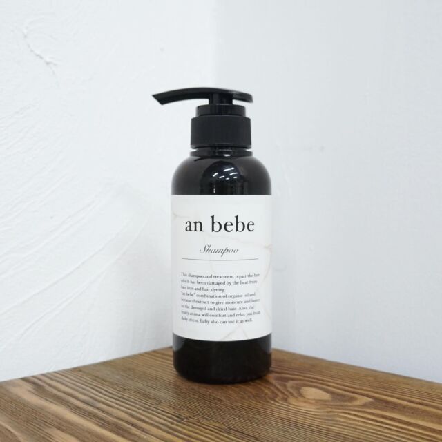 驚きは数日後にやってくる
ㅤㅤㅤㅤㅤㅤㅤㅤㅤㅤㅤㅤㅤ
@anbebe.tokyo
ㅤㅤㅤㅤㅤㅤㅤㅤㅤㅤㅤㅤㅤ

一瞬で心を奪われる、未体験の使いココチ。
泡立ちがよく、きしみを知らずの、
みずみずしい仕上がりが秀逸。
使えば使うほど、髪が喜ぶ、
自分史上最高の頼れるシャンプー。
ㅤㅤㅤㅤㅤㅤㅤㅤㅤㅤㅤㅤㅤ

ノンシリコンでありながら、泡立ちがよく、
髪への摩擦を軽減しながら、頭皮のすみずみまで、すっきりと洗いあげます。
補修成分ヘマチン配合でヘアカラーが長持ちし、コテやドライヤーの熱によるダメージにもアプローチ。
しっとりとまとまりながら、重くならず、やわらかで指通りのよさを実感。
フルーツの芳醇な香りでテンションもアップ！

「お客様の髪を綺麗にしたい」
 
“anbebe”は
そんなヘアサロンの強い想いから
生まれたブランドです。
 
毎日、髪とかかわる私たちだからこそ
知っていることがあります。
 
それは 
毎日のヘアケアを司る
シャンプーとトリートメントを変えるだけで
髪は確実に美しくなること。
 
美容師としての知識と経験で
成分を厳選し
洗浄力・使用感・実感のすべてにおいて　
理想を追求した
ヘアケアシリーズが誕生。
 
さらに
香りにこだわり
心をときほぐすような
バスタイムをお届けします。
 
全てのお客様に「美しい髪」を
anbebeと共に

#シャンプー #トリートメント #集中ケア #美髪 #ノンシリコン ヘアケア アミノ酸シャンプー おこもり美容 おうち美容 ダメージケア 
はちみつ ツヤ髪 美容好きな人と繋がりたい コスメ好きな人と繋がりたい ご褒美コスメ サロンシャンプー 洗い流さないトリートメント 艶髪 女磨き アウトバストリートメント 
シャンプー難民 シャンプートリートメント ヘアケア用品 ヘアケア商品 トリートメントオイル コスメ きれいな髪 anbebe anbebeシャンプー anbebeトリートメント