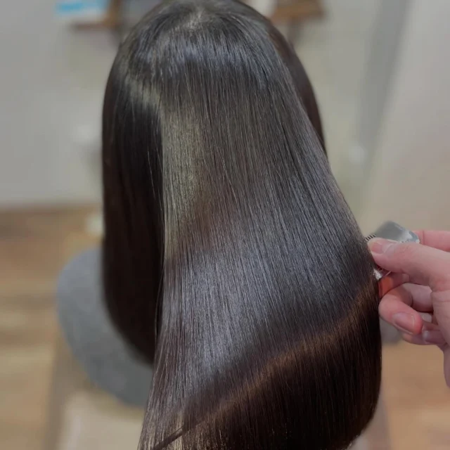 クセがある方は縮毛矯正をお勧めいたします。
クセがない方けど、ダメージが気になる方はトリートメントやカットをお勧めいたします。
何が必要なのか？を見極めてご提案させていただきます。
綺麗な髪になるお手伝いをさせてください。

《高濃度水素トリートメント×TOKIOトリートメント》

簡単に書くと以下のような効果になります。

・髪のクセが伸びまとまりが良くなる（癖が強い場合は伸びない）
・髪の毛にハリコシが出る(細毛、エイジング毛)
・髪がしなやかになる(太毛、硬毛)
・トップがふんわりする
・ツヤが凄い出る
・熱に強い髪になる(コテやアイロンでダメージしづらい)
・ブリーチ毛でも効果を実感できる　　
・回数を重ねれば重ねるほど、仕上がりと持ちが良くなる

※酸熱トリートメントではありません。
※くせ毛がストレートになるわけではありません。

デメリットがほぼないことが最大のポイントです。

通常のトリートメントよりも持ちがよく
１度の施術で実感しやすく
酸熱トリートメントのように臭わなく
酸熱トリートメントのように失敗するとチリチリになったりもなく
カラーとの相性も良い

デメリットは
・時間が少しかかる
・原価が高い

という点のみです。

やればやるほどきれいな髪の毛になります。

~本気のケアで貴女らしさを~
完全マンツーマン×プライベートサロン Liss 恵比寿
・
・
Liss(リス)は髪を綺麗にしたい女性のためのサロンです。
しっかりと安心してお任せ頂けるよう
マンツーマンでの施術であなたの髪を綺麗に致します。
・
・
Lissはアシスタントは採用せず、スタイリストのみのサロンとなり、担当者が入れ替わることはありません。
・
・
しっかりとお客様一人一人と向き合い、お悩みやご要望を聞かせていただいています。
・
業界最高級の薬剤を使用して、髪へのダメージを大幅に軽減しています。
・
・
ブリーチを使用することは少なく、美髪になるためのサロンとなります。
・
・
ご予約はトップページから可能です。
・
・
【営業時間】
平日・土曜11:00〜21:00
日曜・祝日11:00〜20:00
・
・
【アクセス】
恵比寿駅徒歩3分
HPに画像付きでサロンまでの歩き方があります。