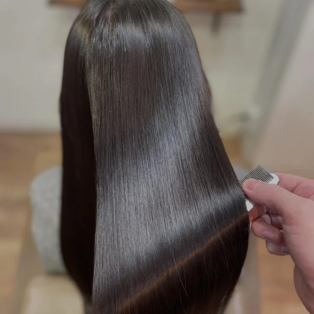 美髪に憧れない方はいませんよね。
髪が綺麗になるだけで圧倒的に女子力は上がります。
若くも見えます。
髪はそれくらい大事なものです。
あなたの大事な髪をぜひLissにお任せください。

《高濃度水素トリートメント×TOKIOトリートメント》

簡単に書くと以下のような効果になります。

・髪のクセが伸びまとまりが良くなる（癖が強い場合は伸びない）
・髪の毛にハリコシが出る(細毛、エイジング毛)
・髪がしなやかになる(太毛、硬毛)
・トップがふんわりする
・ツヤが凄い出る
・熱に強い髪になる(コテやアイロンでダメージしづらい)
・ブリーチ毛でも効果を実感できる　　
・回数を重ねれば重ねるほど、仕上がりと持ちが良くなる

※酸熱トリートメントではありません。
※くせ毛がストレートになるわけではありません。

デメリットがほぼないことが最大のポイントです。

通常のトリートメントよりも持ちがよく
１度の施術で実感しやすく
酸熱トリートメントのように臭わなく
酸熱トリートメントのように失敗するとチリチリになったりもなく
カラーとの相性も良い

デメリットは
・時間が少しかかる
・原価が高い

という点のみです。

やればやるほどきれいな髪の毛になります。

~本気のケアで貴女らしさを~
完全マンツーマン×プライベートサロン Liss 恵比寿
・
・
Liss(リス)は髪を綺麗にしたい女性のためのサロンです。
しっかりと安心してお任せ頂けるよう
マンツーマンでの施術であなたの髪を綺麗に致します。
・
・
Lissはアシスタントは採用せず、スタイリストのみのサロンとなり、担当者が入れ替わることはありません。
・
・
しっかりとお客様一人一人と向き合い、お悩みやご要望を聞かせていただいています。
・
業界最高級の薬剤を使用して、髪へのダメージを大幅に軽減しています。
・
・
ブリーチを使用することは少なく、美髪になるためのサロンとなります。
・
・
ご予約はトップページから可能です。
・
・
【営業時間】
平日・土曜11:00〜21:00
日曜・祝日11:00〜20:00
・
・
【アクセス】
恵比寿駅徒歩3分
HPに画像付きでサロンまでの歩き方があります。

 #縮毛矯正東京 #ロング #ヘアー #縮毛矯正 #トリートメント 水素トリートメント 髪 キューティクル ダメージケア 髪質改善 美髪 美容好きな人と繋がりたい ストレートヘア ストレートパーマ くせ毛 ナチュラルストレート ストレート ヘアトリートメント イルミナ TOKIOトリートメント ダメージレス 髪質変化 アディクシー アディクシーカラー ブリーチなし Liss恵比寿 リス恵比寿 恵比寿美容室 広尾