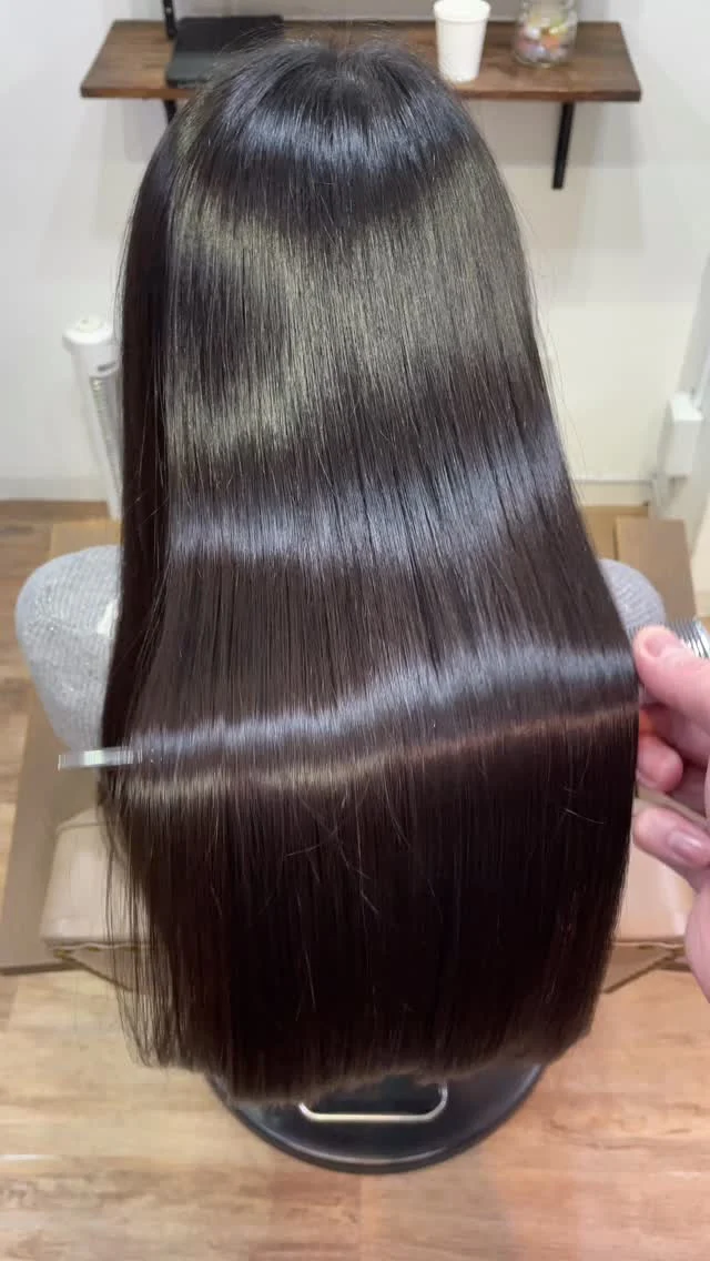 あなたの髪とあなたのライフスタイルに合わせた美髪へ。
綺麗な髪に必ずします。
ただし、1回の施術で100%は難しいです。
髪の履歴などがありますので。
ですが、通って頂くことで必ず綺麗になります。

《高濃度水素トリートメント×TOKIOトリートメント》

簡単に書くと以下のような効果になります。

・髪のクセが伸びまとまりが良くなる（癖が強い場合は伸びない）
・髪の毛にハリコシが出る(細毛、エイジング毛)
・髪がしなやかになる(太毛、硬毛)
・トップがふんわりする
・ツヤが凄い出る
・熱に強い髪になる(コテやアイロンでダメージしづらい)
・ブリーチ毛でも効果を実感できる　　
・回数を重ねれば重ねるほど、仕上がりと持ちが良くなる

※酸熱トリートメントではありません。
※くせ毛がストレートになるわけではありません。

デメリットがほぼないことが最大のポイントです。

通常のトリートメントよりも持ちがよく
１度の施術で実感しやすく
酸熱トリートメントのように臭わなく
酸熱トリートメントのように失敗するとチリチリになったりもなく
カラーとの相性も良い

デメリットは
・時間が少しかかる
・原価が高い

という点のみです。

やればやるほどきれいな髪の毛になります。

~本気のケアで貴女らしさを~
完全マンツーマン×プライベートサロン Liss 恵比寿
・
・
Liss(リス)は髪を綺麗にしたい女性のためのサロンです。
しっかりと安心してお任せ頂けるよう
マンツーマンでの施術であなたの髪を綺麗に致します。
・
・
Lissはアシスタントは採用せず、スタイリストのみのサロンとなり、担当者が入れ替わることはありません。
・
・
しっかりとお客様一人一人と向き合い、お悩みやご要望を聞かせていただいています。
・
業界最高級の薬剤を使用して、髪へのダメージを大幅に軽減しています。
・
・
ブリーチを使用することは少なく、美髪になるためのサロンとなります。
・
・
ご予約はトップページから可能です。
・
・
【営業時間】
平日・土曜11:00〜21:00
日曜・祝日11:00〜20:00
・
・
【アクセス】
恵比寿駅徒歩3分
HPに画像付きでサロンまでの歩き方があります。

 #縮毛矯正東京 #ロング #ヘアー #縮毛矯正 #トリートメント 水素トリートメント 髪 キューティクル ダメージケア 髪質改善 美髪 美容好きな人と繋がりたい ストレートヘア ストレートパーマ くせ毛 ナチュラルストレート ストレート ヘアトリートメント イルミナ TOKIOトリートメント ダメージレス 髪質変化 アディクシー アディクシーカラー ブリーチなし Liss恵比寿 リス恵比寿 恵比寿美容室 広尾