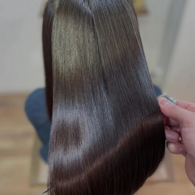 クセがある方は縮毛矯正をお勧めいたします。
クセがない方けど、ダメージが気になる方はトリートメントやカットをお勧めいたします。
何が必要なのか？を見極めてご提案させていただきます。
綺麗な髪になるお手伝いをさせてください。

《高濃度水素トリートメント×TOKIOトリートメント》

簡単に書くと以下のような効果になります。

・髪のクセが伸びまとまりが良くなる（癖が強い場合は伸びない）
・髪の毛にハリコシが出る(細毛、エイジング毛)
・髪がしなやかになる(太毛、硬毛)
・トップがふんわりする
・ツヤが凄い出る
・熱に強い髪になる(コテやアイロンでダメージしづらい)
・ブリーチ毛でも効果を実感できる　　
・回数を重ねれば重ねるほど、仕上がりと持ちが良くなる

※酸熱トリートメントではありません。
※くせ毛がストレートになるわけではありません。

デメリットがほぼないことが最大のポイントです。

通常のトリートメントよりも持ちがよく
１度の施術で実感しやすく
酸熱トリートメントのように臭わなく
酸熱トリートメントのように失敗するとチリチリになったりもなく
カラーとの相性も良い

デメリットは
・時間が少しかかる
・原価が高い

という点のみです。

やればやるほどきれいな髪の毛になります。

~本気のケアで貴女らしさを~
完全マンツーマン×プライベートサロン Liss 恵比寿
・
・
Liss(リス)は髪を綺麗にしたい女性のためのサロンです。
しっかりと安心してお任せ頂けるよう
マンツーマンでの施術であなたの髪を綺麗に致します。
・
・
Lissはアシスタントは採用せず、スタイリストのみのサロンとなり、担当者が入れ替わることはありません。
・
・
しっかりとお客様一人一人と向き合い、お悩みやご要望を聞かせていただいています。
・
業界最高級の薬剤を使用して、髪へのダメージを大幅に軽減しています。
・
・
ブリーチを使用することは少なく、美髪になるためのサロンとなります。
・
・
ご予約はトップページから可能です。
・
・
【営業時間】
平日・土曜11:00〜21:00
日曜・祝日11:00〜20:00
・
・
【アクセス】
恵比寿駅徒歩3分
HPに画像付きでサロンまでの歩き方があります。