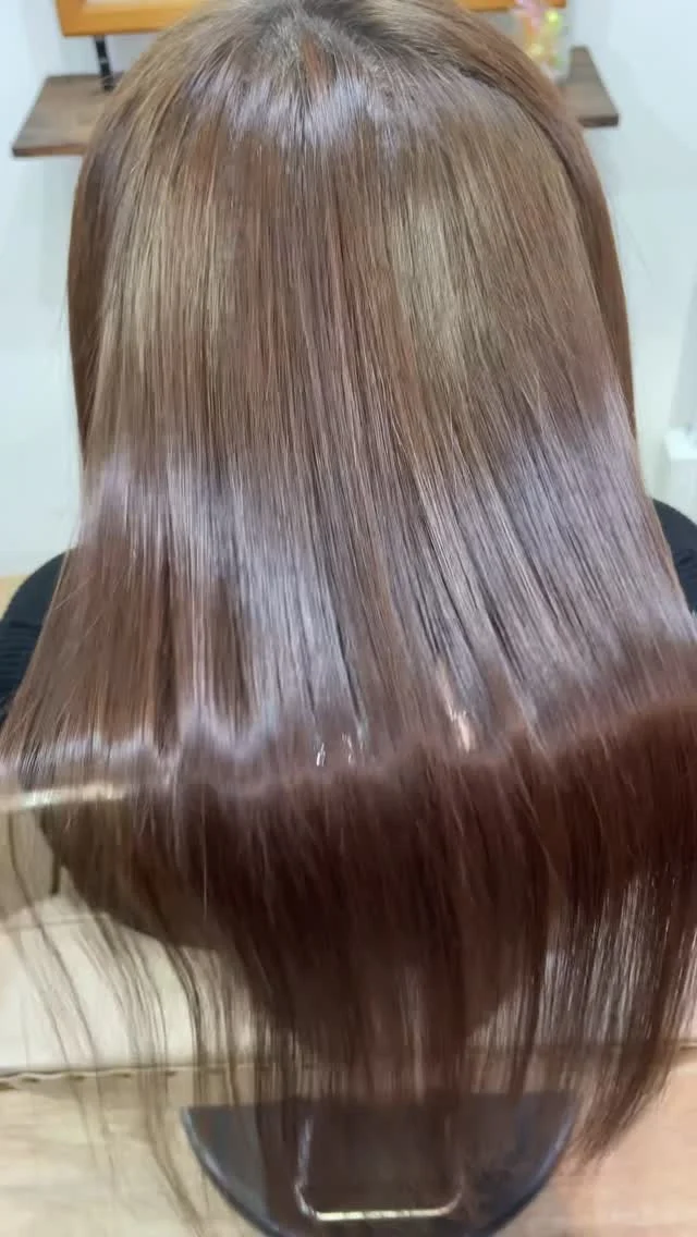 諦めていた髪も、最適な施術をして、時間をかければ綺麗になります。
どうなりたいのか、何ができるのか、でカウンセリングで話し合って決めていきましょう。
全てのお客様に綺麗な髪と笑顔をお届けできるように。

《高濃度水素トリートメント×TOKIOトリートメント》

簡単に書くと以下のような効果になります。

・髪のクセが伸びまとまりが良くなる（癖が強い場合は伸びない）
・髪の毛にハリコシが出る(細毛、エイジング毛)
・髪がしなやかになる(太毛、硬毛)
・トップがふんわりする
・ツヤが凄い出る
・熱に強い髪になる(コテやアイロンでダメージしづらい)
・ブリーチ毛でも効果を実感できる　　
・回数を重ねれば重ねるほど、仕上がりと持ちが良くなる

※酸熱トリートメントではありません。
※くせ毛がストレートになるわけではありません。

デメリットがほぼないことが最大のポイントです。

通常のトリートメントよりも持ちがよく
１度の施術で実感しやすく
酸熱トリートメントのように臭わなく
酸熱トリートメントのように失敗するとチリチリになったりもなく
カラーとの相性も良い

デメリットは
・時間が少しかかる
・原価が高い

という点のみです。

やればやるほどきれいな髪の毛になります。

~本気のケアで貴女らしさを~
完全マンツーマン×プライベートサロン Liss 恵比寿
・
・
Liss(リス)は髪を綺麗にしたい女性のためのサロンです。
しっかりと安心してお任せ頂けるよう
マンツーマンでの施術であなたの髪を綺麗に致します。
・
・
Lissはアシスタントは採用せず、スタイリストのみのサロンとなり、担当者が入れ替わることはありません。
・
・
しっかりとお客様一人一人と向き合い、お悩みやご要望を聞かせていただいています。
・
業界最高級の薬剤を使用して、髪へのダメージを大幅に軽減しています。
・
・
ブリーチを使用することは少なく、美髪になるためのサロンとなります。
・
・
ご予約はトップページから可能です。
・
・
【営業時間】
平日・土曜11:00〜21:00
日曜・祝日11:00〜20:00
・
・
【アクセス】
恵比寿駅徒歩3分
HPに画像付きでサロンまでの歩き方があります。