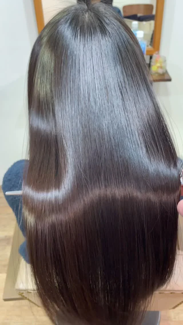 髪の悩み、お任せください。
あなたに最適な施術をお伝えします。
場合により時間はかかるかもしれませんが、必ず綺麗になります。
美髪はお任せください。

《高濃度水素トリートメント×TOKIOトリートメント》

簡単に書くと以下のような効果になります。

・髪のクセが伸びまとまりが良くなる（癖が強い場合は伸びない）
・髪の毛にハリコシが出る(細毛、エイジング毛)
・髪がしなやかになる(太毛、硬毛)
・トップがふんわりする
・ツヤが凄い出る
・熱に強い髪になる(コテやアイロンでダメージしづらい)
・ブリーチ毛でも効果を実感できる　　
・回数を重ねれば重ねるほど、仕上がりと持ちが良くなる

※酸熱トリートメントではありません。
※くせ毛がストレートになるわけではありません。

デメリットがほぼないことが最大のポイントです。

通常のトリートメントよりも持ちがよく
１度の施術で実感しやすく
酸熱トリートメントのように臭わなく
酸熱トリートメントのように失敗するとチリチリになったりもなく
カラーとの相性も良い

デメリットは
・時間が少しかかる
・原価が高い

という点のみです。

やればやるほどきれいな髪の毛になります。

~本気のケアで貴女らしさを~
完全マンツーマン×プライベートサロン�Liss 恵比寿
・
・
Liss(リス)は髪を綺麗にしたい女性のためのサロンです。
しっかりと安心してお任せ頂けるよう
マンツーマンでの施術であなたの髪を綺麗に致します。
・
・
Lissはアシスタントは採用せず、スタイリストのみのサロンとなり、担当者が入れ替わることはありません。
・
・
しっかりとお客様一人一人と向き合い、お悩みやご要望を聞かせていただいています。
・
業界最高級の薬剤を使用して、髪へのダメージを大幅に軽減しています。
・
・
ブリーチを使用することは少なく、美髪になるためのサロンとなります。
・
・
ご予約はトップページから可能です。
・
・
【営業時間】
平日・土曜11:00〜21:00
日曜・祝日11:00〜20:00
・
・
【アクセス】
恵比寿駅徒歩3分
HPに画像付きでサロンまでの歩き方があります。

 #縮毛矯正東京 #ロング #ヘアー #縮毛矯正 #トリートメント 水素トリートメント 髪 キューティクル ダメージケア 髪質改善 美髪 美容好きな人と繋がりたい ストレートヘア ストレートパーマ くせ毛 ナチュラルストレート ストレート ヘアトリートメント イルミナ TOKIOトリートメント ダメージレス 髪質変化 アディクシー アディクシーカラー ブリーチなし Liss恵比寿 リス恵比寿 恵比寿美容室 広尾