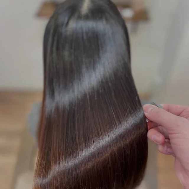 ハイダメージ毛でない限り、必ず綺麗な髪になる方法はあります。
あなたのお悩みをお伝えください。
あなただけの美髪プランを考えます。

《高濃度水素トリートメント×TOKIOトリートメント》

簡単に書くと以下のような効果になります。

・髪のクセが伸びまとまりが良くなる（癖が強い場合は伸びない）
・髪の毛にハリコシが出る(細毛、エイジング毛)
・髪がしなやかになる(太毛、硬毛)
・トップがふんわりする
・ツヤが凄い出る
・熱に強い髪になる(コテやアイロンでダメージしづらい)
・ブリーチ毛でも効果を実感できる　　
・回数を重ねれば重ねるほど、仕上がりと持ちが良くなる

※酸熱トリートメントではありません。
※くせ毛がストレートになるわけではありません。

デメリットがほぼないことが最大のポイントです。

通常のトリートメントよりも持ちがよく
１度の施術で実感しやすく
酸熱トリートメントのように臭わなく
酸熱トリートメントのように失敗するとチリチリになったりもなく
カラーとの相性も良い

デメリットは
・時間が少しかかる
・原価が高い

という点のみです。

やればやるほどきれいな髪の毛になります。

~本気のケアで貴女らしさを~
完全マンツーマン×プライベートサロン Liss 恵比寿
・
・
Liss(リス)は髪を綺麗にしたい女性のためのサロンです。
しっかりと安心してお任せ頂けるよう
マンツーマンでの施術であなたの髪を綺麗に致します。
・
・
Lissはアシスタントは採用せず、スタイリストのみのサロンとなり、担当者が入れ替わることはありません。
・
・
しっかりとお客様一人一人と向き合い、お悩みやご要望を聞かせていただいています。
・
業界最高級の薬剤を使用して、髪へのダメージを大幅に軽減しています。
・
・
ブリーチを使用することは少なく、美髪になるためのサロンとなります。
・
・
ご予約はトップページから可能です。
・
・
【営業時間】
平日・土曜11:00〜21:00
日曜・祝日11:00〜20:00
・
・
【アクセス】
恵比寿駅徒歩3分
HPに画像付きでサロンまでの歩き方があります。